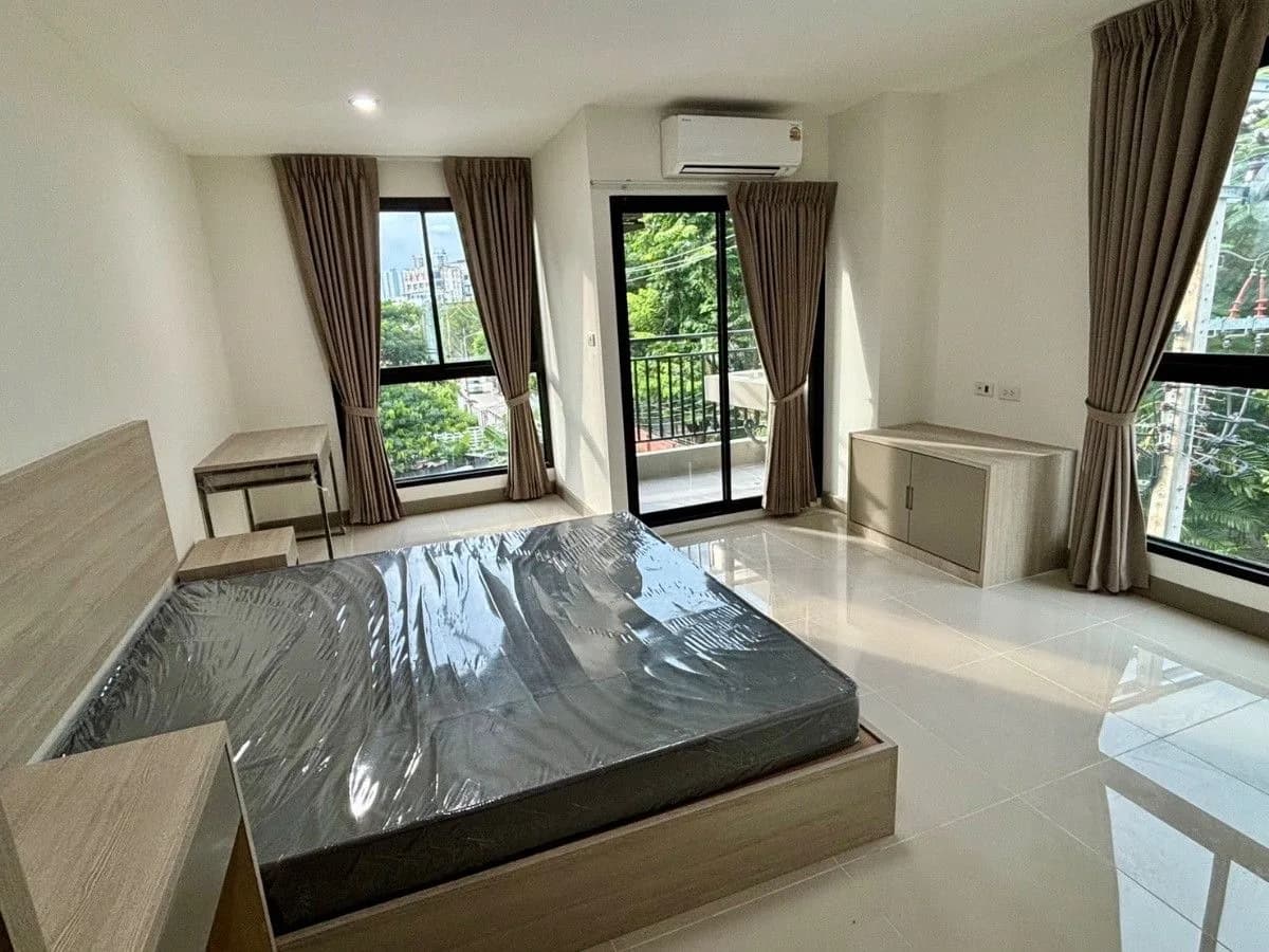 غرف جديدة للإيجار الشهري بمساحة 29–50 م² في De Ville Place، Soi Chaeng Watthana-Pak Kret 20 Yaek 5، Pak Kret، على بعد حوالي 350 م من محطة MRT Pak Kret Bypass صورة 4