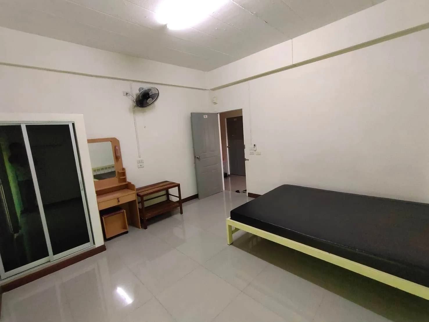 I-Un Apartment، Kila Klang: غرف بمروحة ومكيّفة للإيجار الشهري بمساحة 24 م² قرب مستشفى Maharat Nakhon Ratchasima