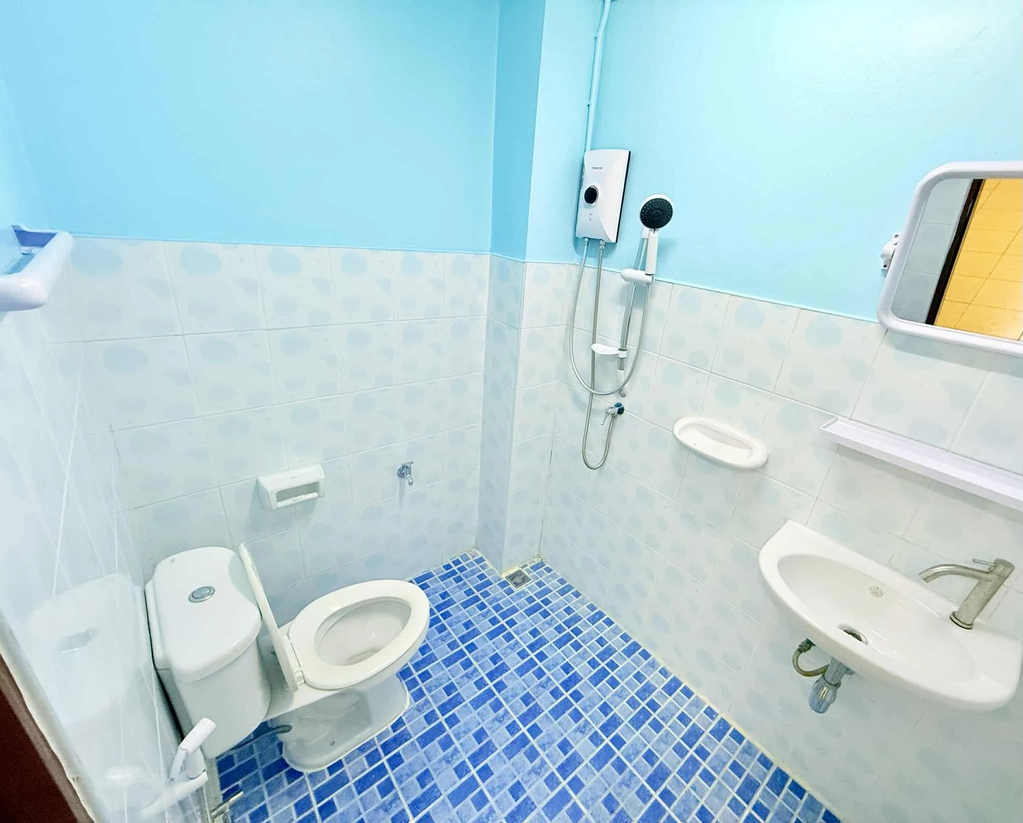 Intermic Apartment, Khiri Junction, Chon Buri: habitaciones reformadas con aire acondicionado de 25-30 m² en alquiler mensual, cerca de Makro foto 3