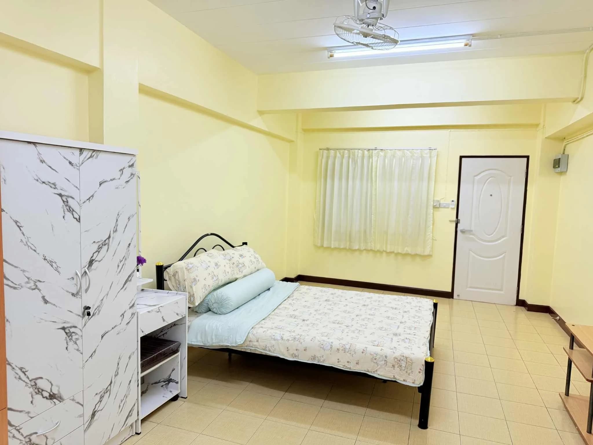 Intermic Apartment, Khiri Junction, Chon Buri: habitaciones reformadas con aire acondicionado de 25-30 m² en alquiler mensual, cerca de Makro foto 4