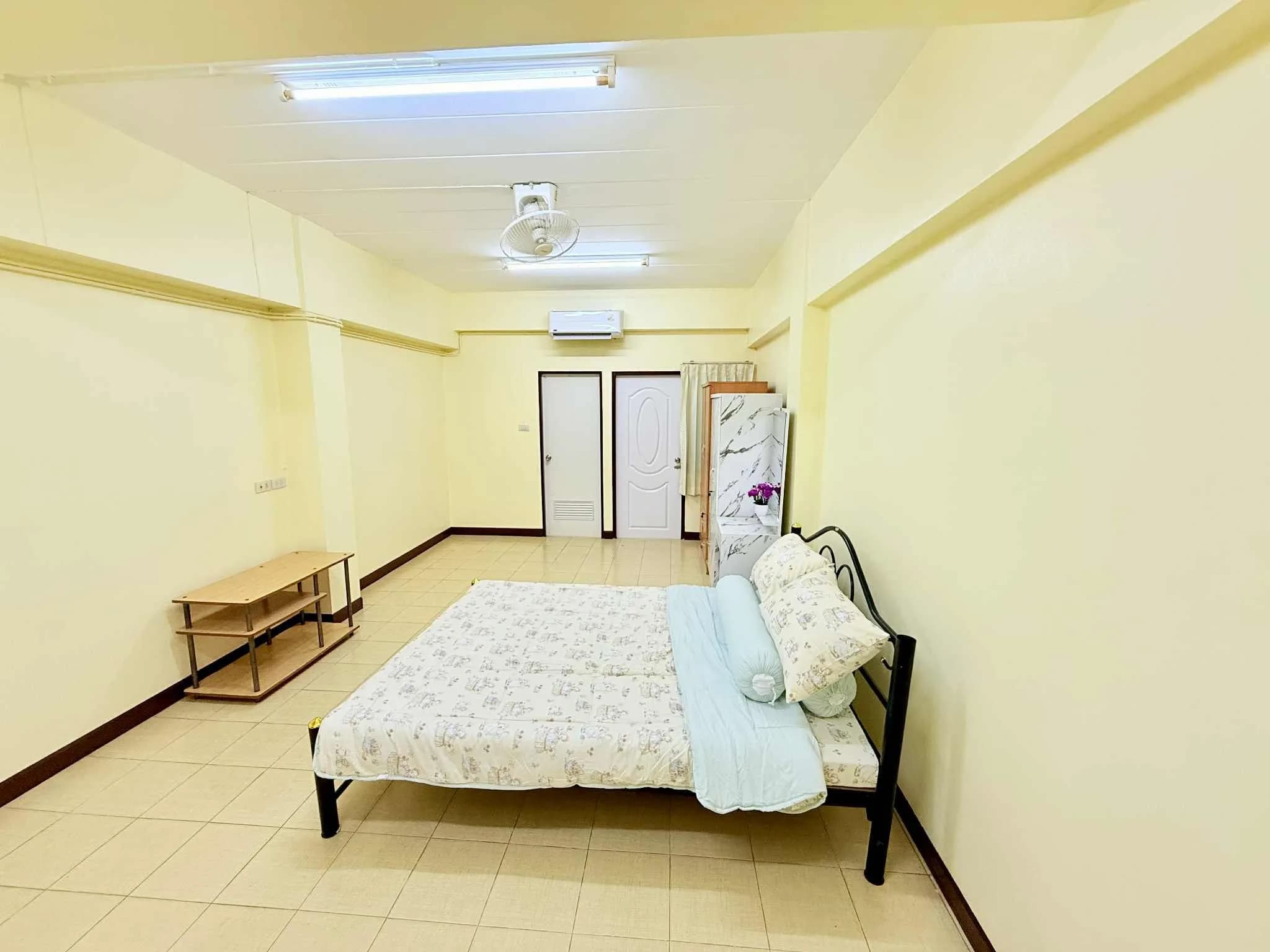 Intermic Apartment, Khiri Junction, Chon Buri: habitaciones reformadas con aire acondicionado de 25-30 m² en alquiler mensual, cerca de Makro foto 5
