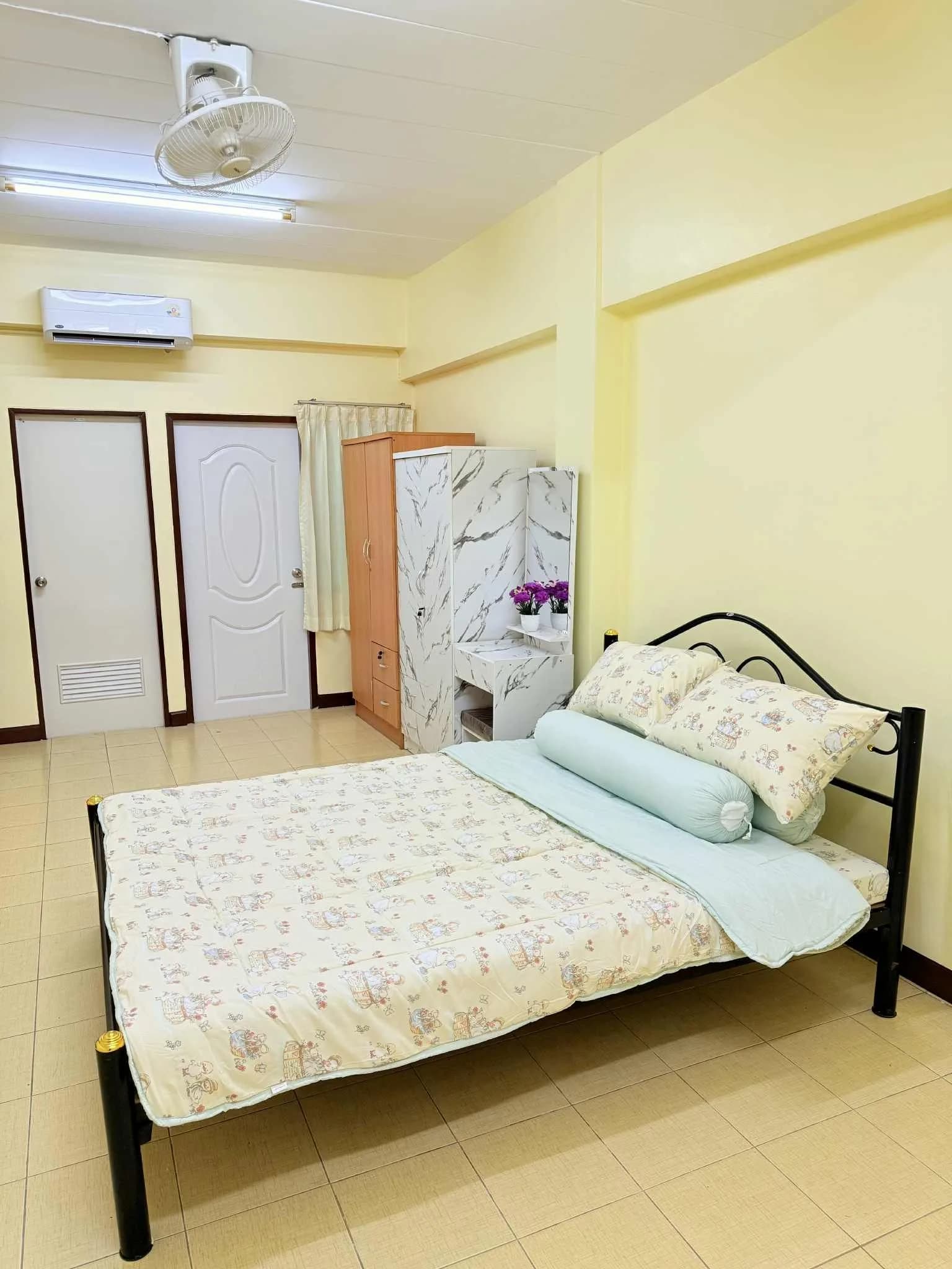 Intermic Apartment, Khiri Junction, Chon Buri: habitaciones reformadas con aire acondicionado de 25-30 m² en alquiler mensual, cerca de Makro foto 6