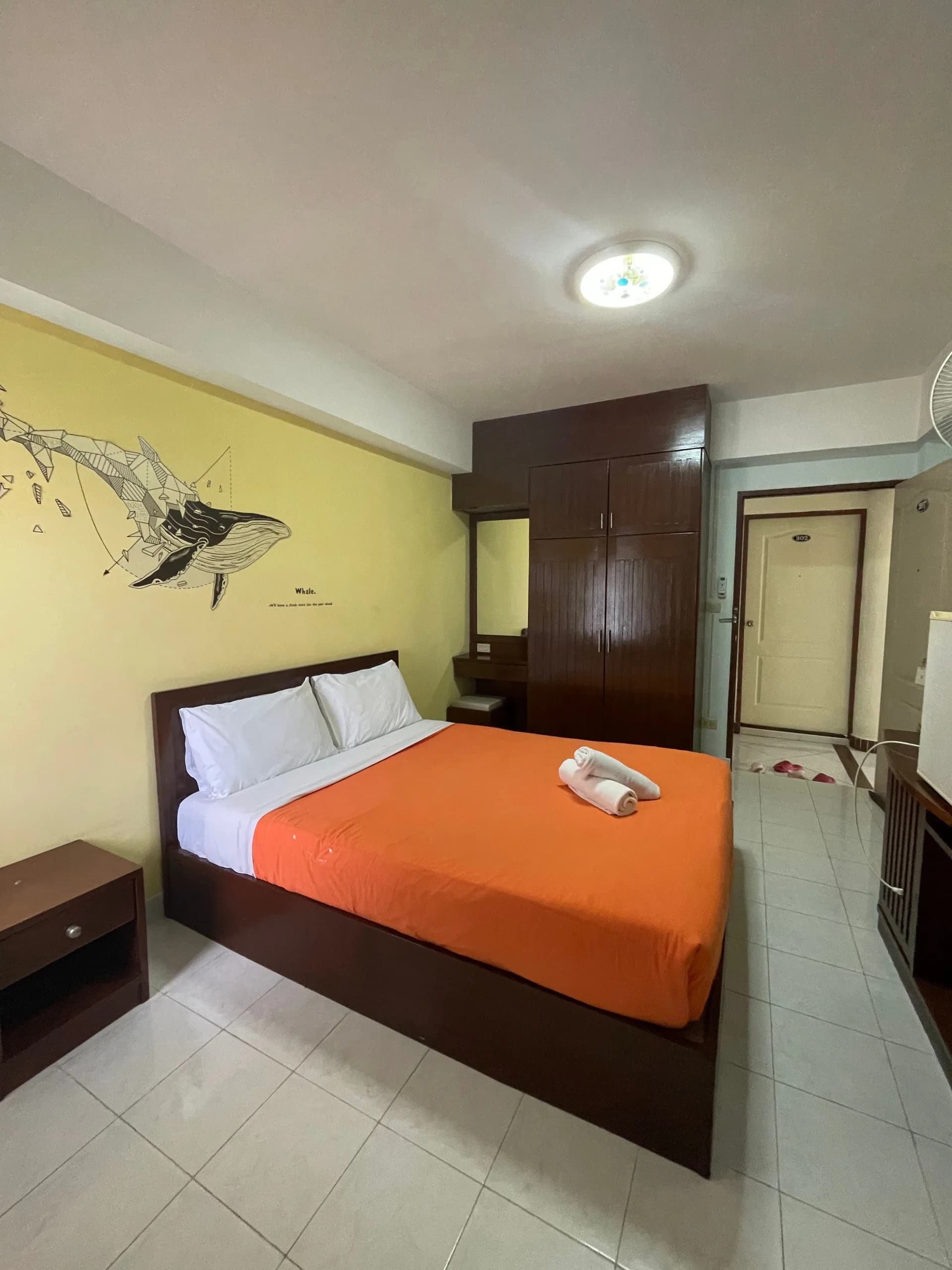 JP Apartment في Mueang Rayong: غرف بمروحة ومكيّفة وغرف عائلية بالشهر قرب شاطئ Saeng Chan صورة 4
