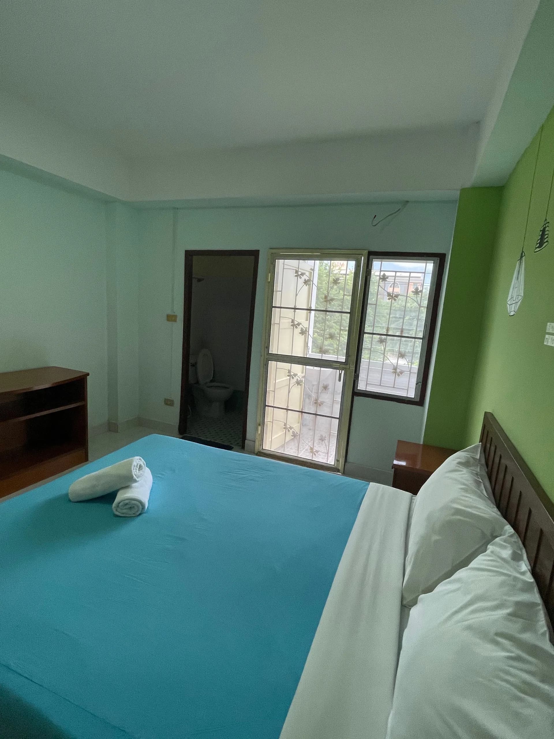JP Apartment في Mueang Rayong: غرف بمروحة ومكيّفة وغرف عائلية بالشهر قرب شاطئ Saeng Chan صورة 5