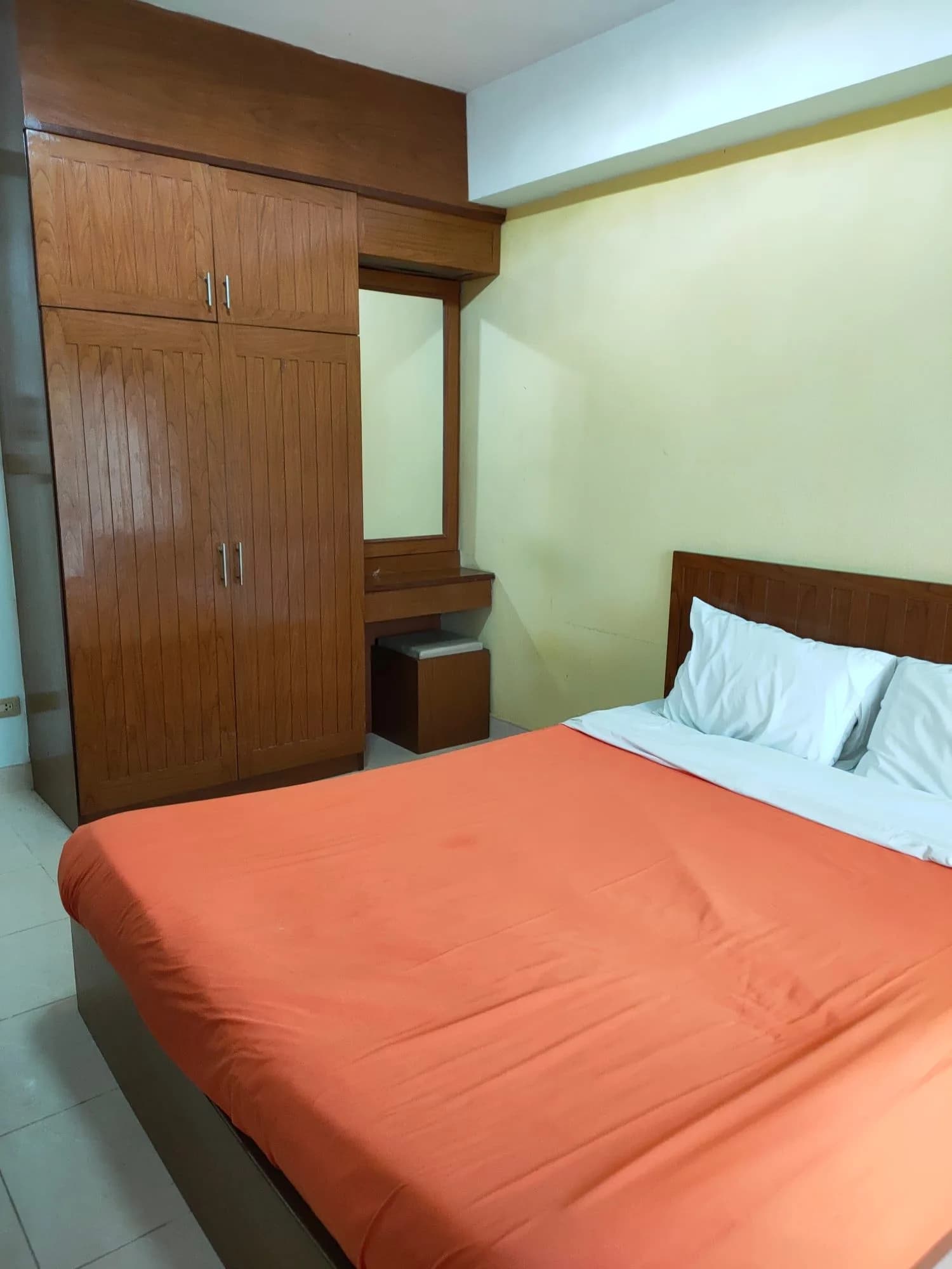 JP Apartment في Mueang Rayong: غرف بمروحة ومكيّفة وغرف عائلية بالشهر قرب شاطئ Saeng Chan صورة 7