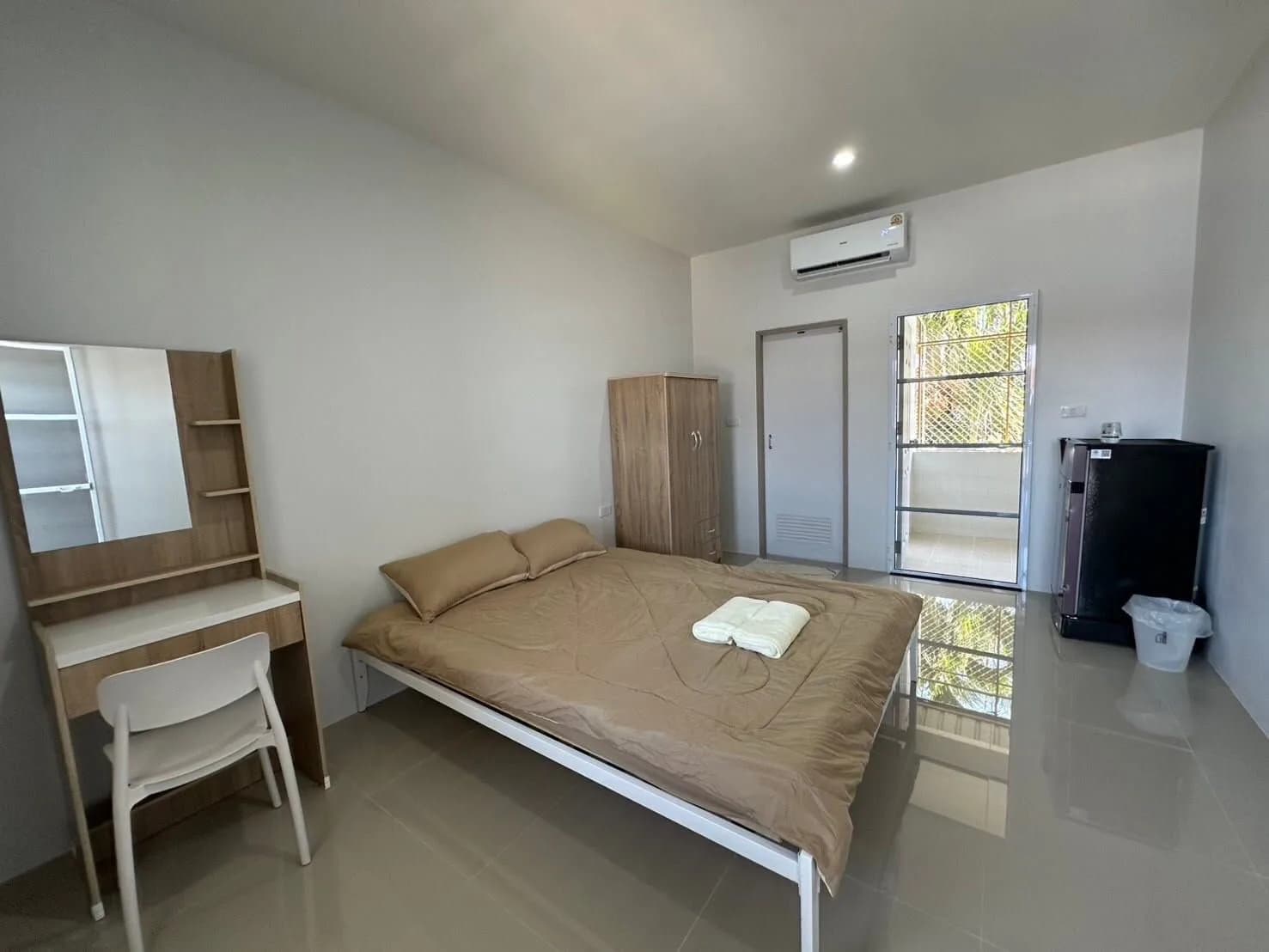 Jinda Mai Dormitory, Mueang Nga, Lamphun : chambres climatisées neuves de 21 m² au mois avec cuisine, près de Si Bun Yuen Market photo 4