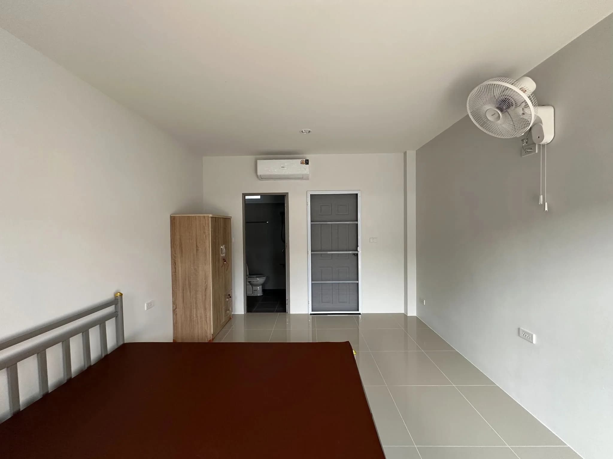 Jinda Mai Dormitory, Mueang Nga, Lamphun : chambres climatisées neuves de 21 m² au mois avec cuisine, près de Si Bun Yuen Market photo 6