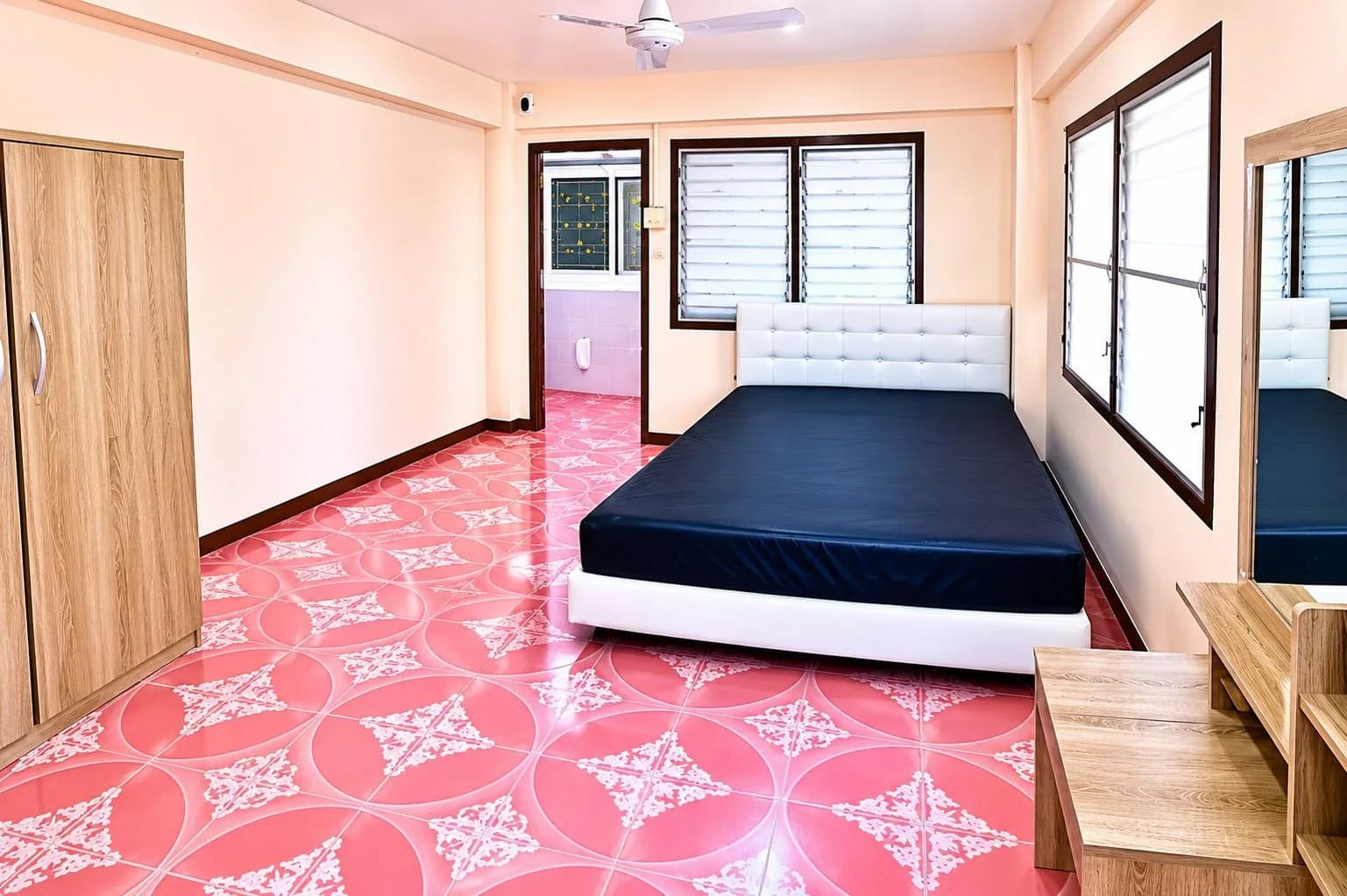 Kanittha Apartment，King Kaew：18平方米月租风扇房，带阳台，近Big C Place Bang Phli