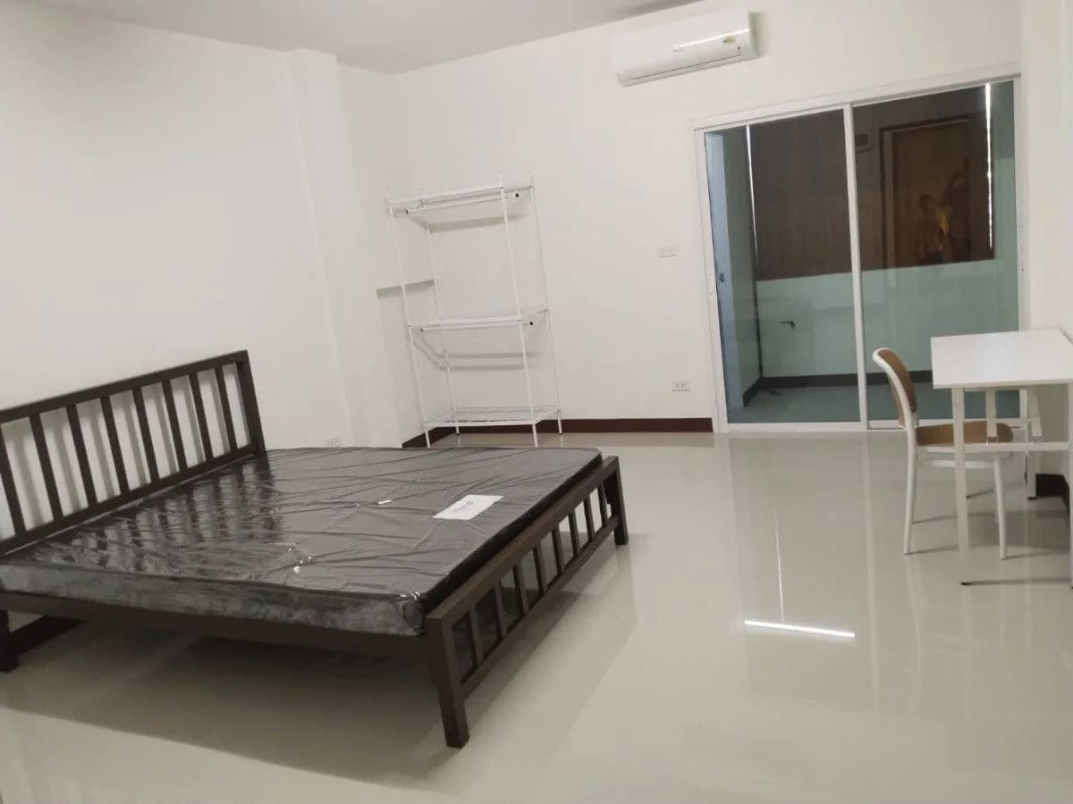 غرف جديدة بشرفة واسعة للإيجار الشهري في Kasemsann Apartment، Khlong 4 Khlong Luang، قرب Motorway 9