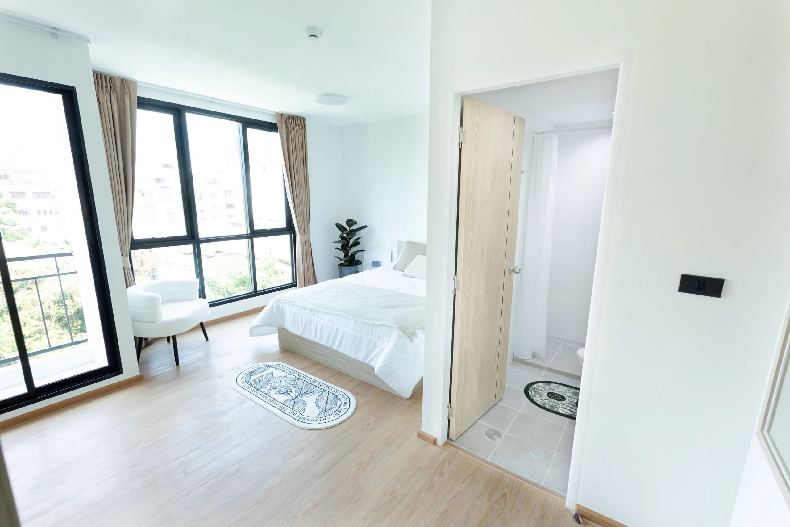 Kith Residence, Soi Charoen Nakhon 12, Khlong San : studios et chambres doubles de 23-29 m² à louer au mois, à environ 350 m du BTS Krung Thon Buri photo 1