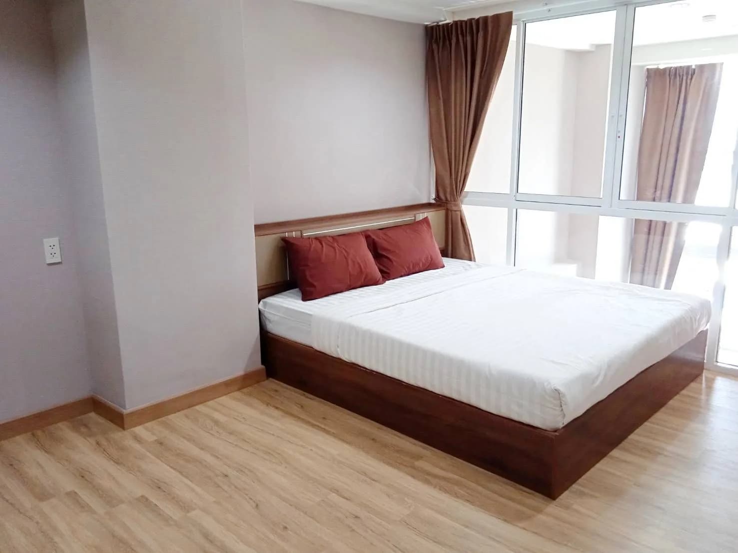 KM Apartment @ Lamphun Suk Samoe, Pa Sak: Möblierte Duplex-Zimmer mit doppelt hoher Decke zur Monatsmiete nahe Jaemfa Shopping Mall