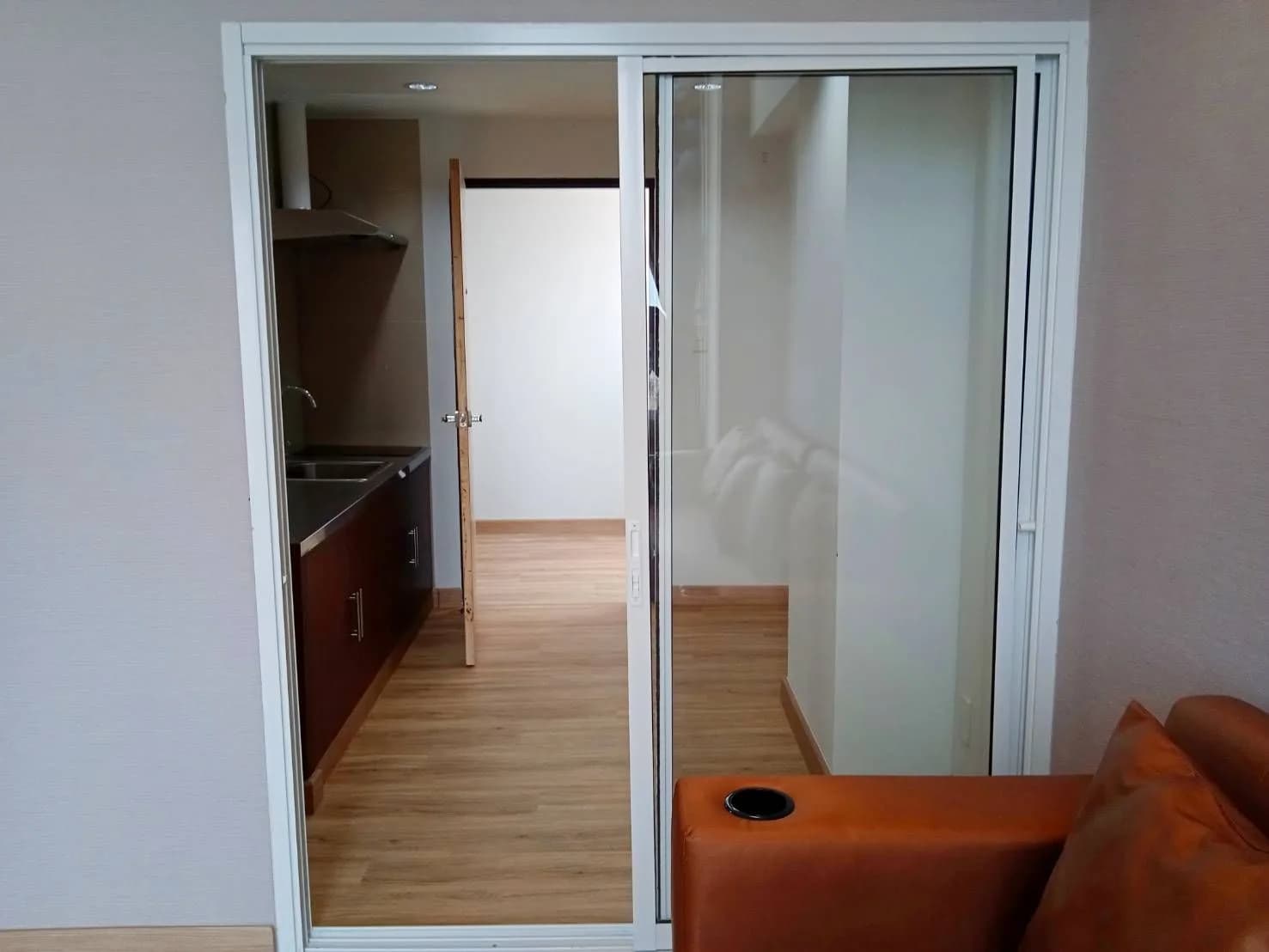 KM Apartment @ Lamphun Suk Samoe, Pa Sak: phòng duplex có nội thất, trần cao hai tầng, cho thuê theo tháng, gần Jaemfa Shopping Mall ảnh 6