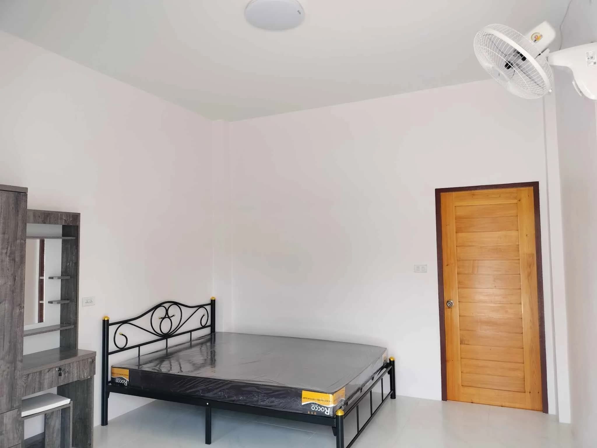 Korawan Dormitory, Fang: меблированные комнаты с вентилятором и кондиционером помесячно рядом с Sai Aksorn School фото 1