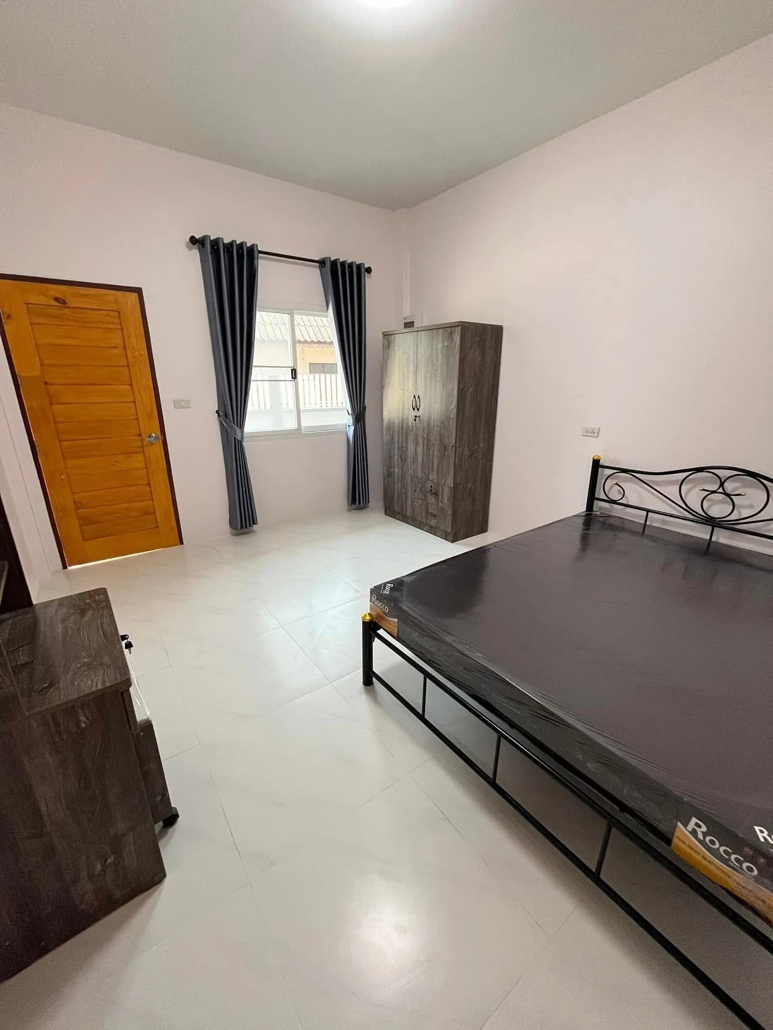 Korawan Dormitory, Fang: меблированные комнаты с вентилятором и кондиционером помесячно рядом с Sai Aksorn School фото 7