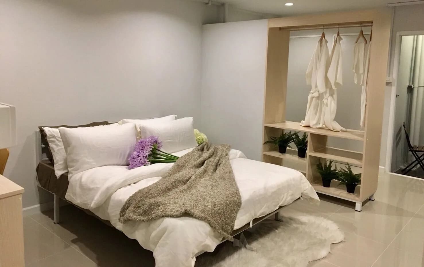 Living at Home Apartment, Pluak Daeng: Saphan Si Plaza बाज़ार के पास लिफ़्ट वाले 28 वर्ग मीटर के मासिक स्टूडियो फ़ोटो 3