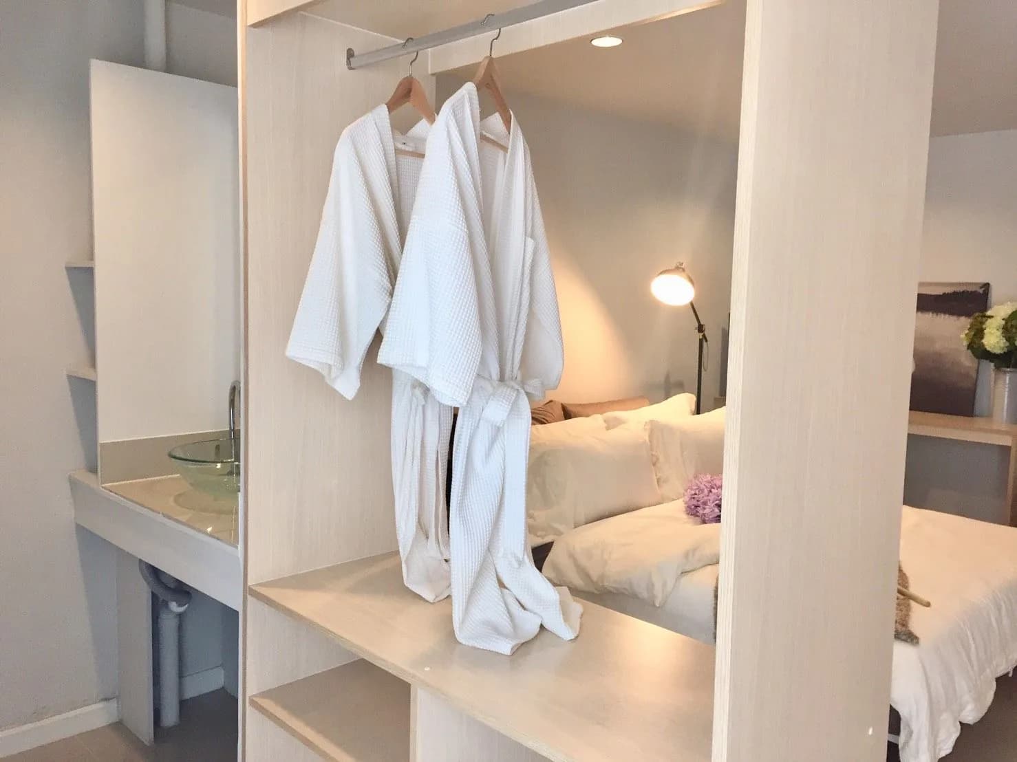 Living at Home Apartment, Pluak Daeng: Saphan Si Plaza बाज़ार के पास लिफ़्ट वाले 28 वर्ग मीटर के मासिक स्टूडियो फ़ोटो 5