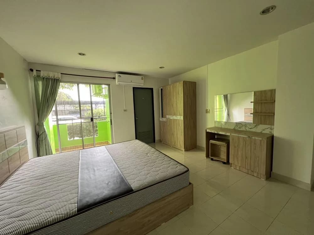 Maneethong Apartment في Bang Saen: غرف شهرية مع Wi-Fi مجاني قرب سوق Nong Mon صورة 4