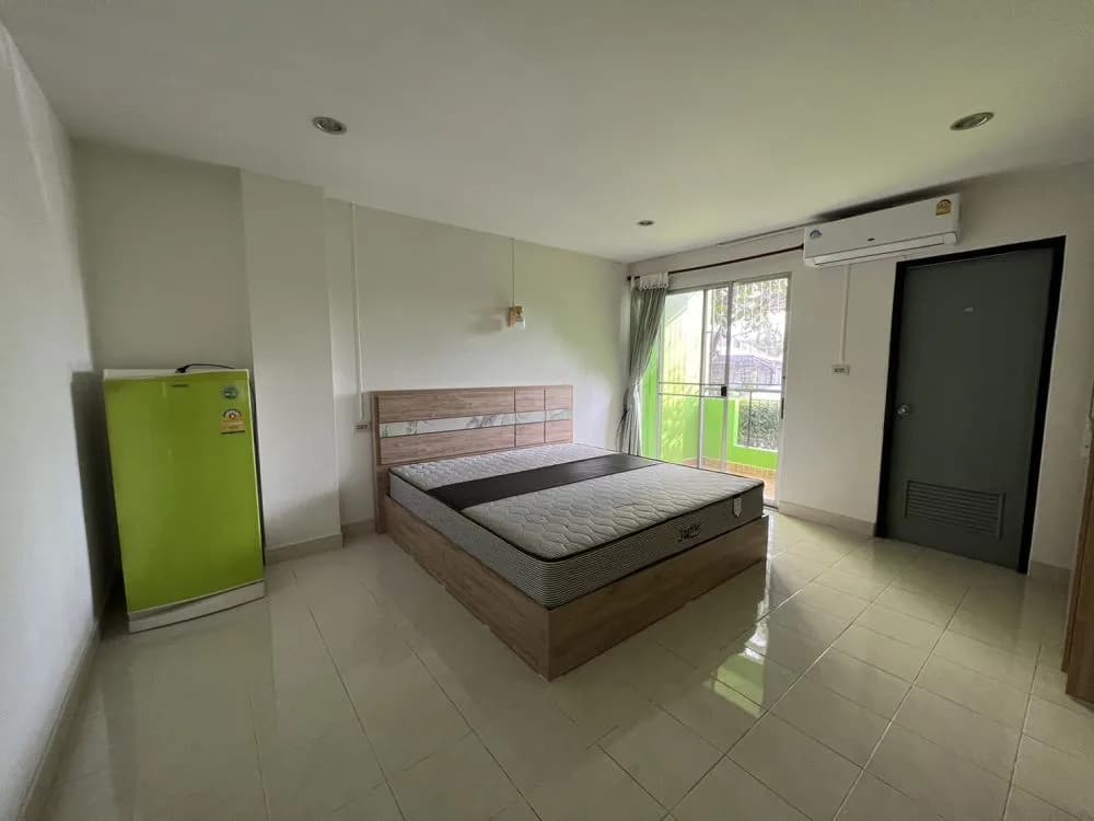 Maneethong Apartment في Bang Saen: غرف شهرية مع Wi-Fi مجاني قرب سوق Nong Mon صورة 5