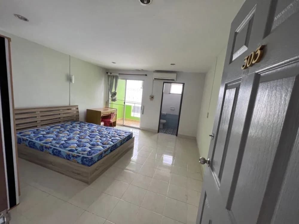 Maneethong Apartment في Bang Saen: غرف شهرية مع Wi-Fi مجاني قرب سوق Nong Mon صورة 6