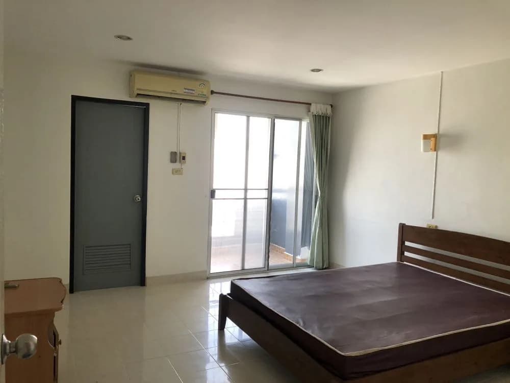Maneethong Apartment في Bang Saen: غرف شهرية مع Wi-Fi مجاني قرب سوق Nong Mon صورة 8