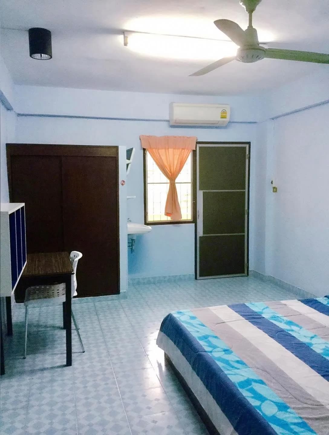 Muangthong-Anun Apartment في Ban Suan: غرف مكيّفة وغرف بمروحة شهرية قرب Thai Watsadu Chonburi صورة 4