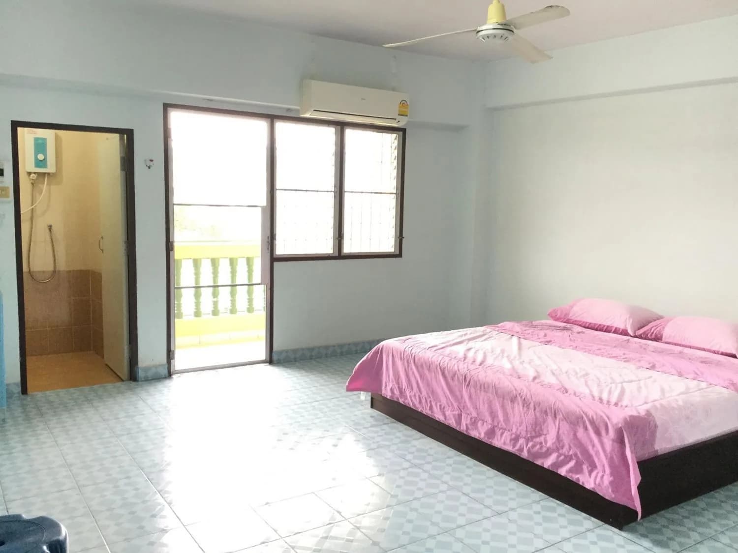 Muangthong-Anun Apartment في Ban Suan: غرف مكيّفة وغرف بمروحة شهرية قرب Thai Watsadu Chonburi صورة 5