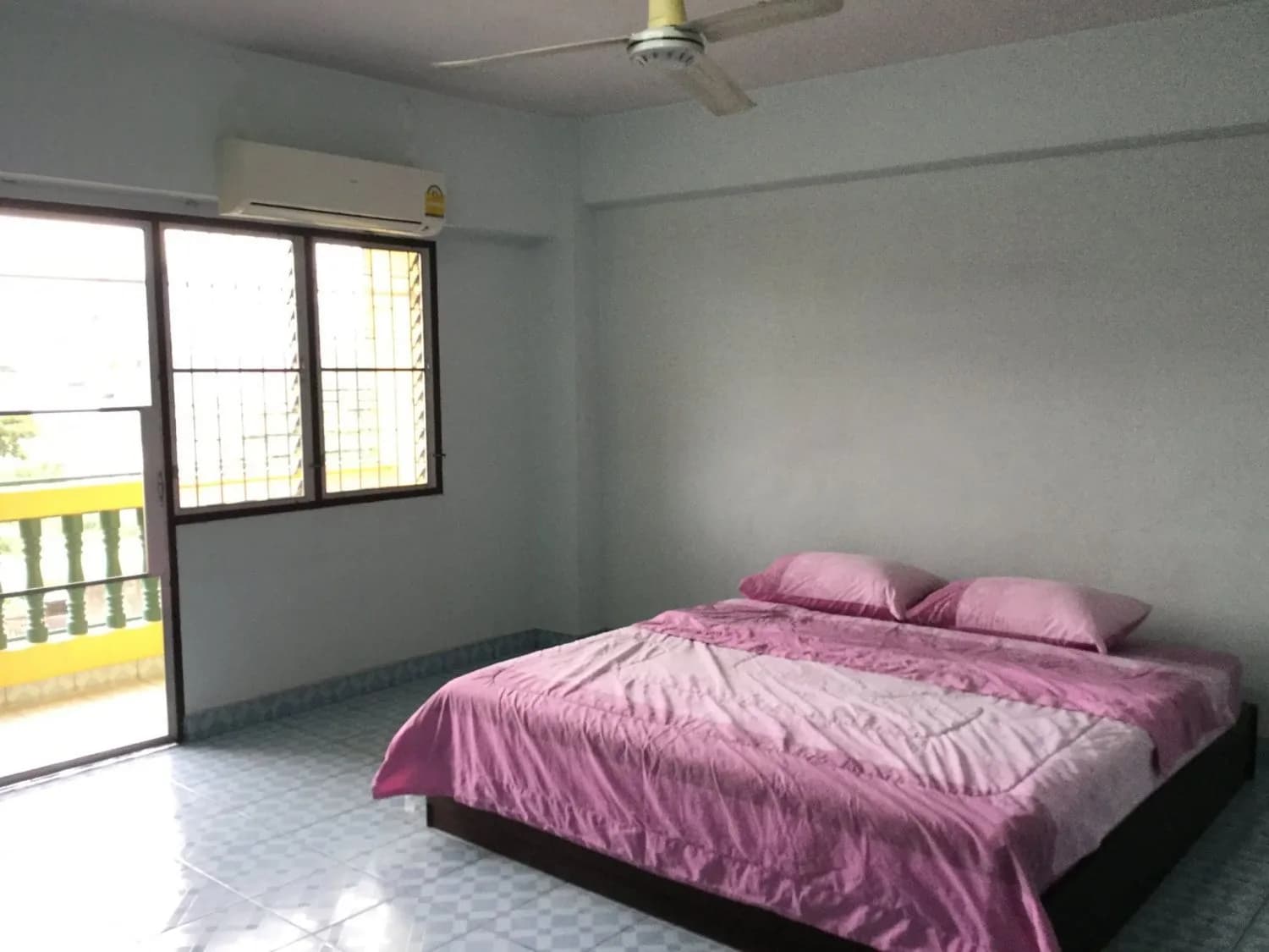 Muangthong-Anun Apartment في Ban Suan: غرف مكيّفة وغرف بمروحة شهرية قرب Thai Watsadu Chonburi صورة 7