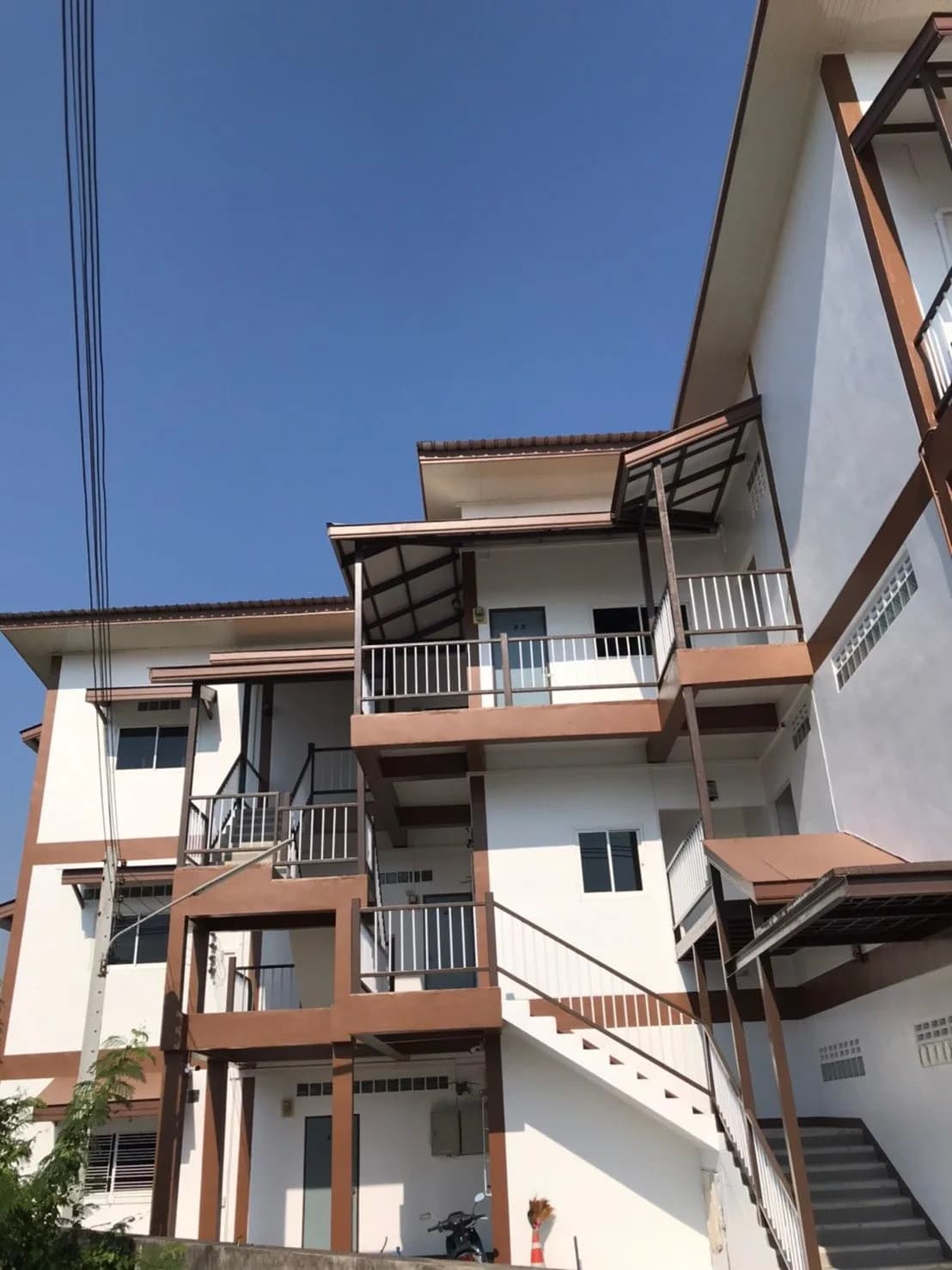 Nak Charoen Dormitory, Hua Kunchae, Ban Bueng: Monatszimmer mit Klimaanlage oder Ventilator und Balkon nahe der Oishi-Fabrik Foto 2