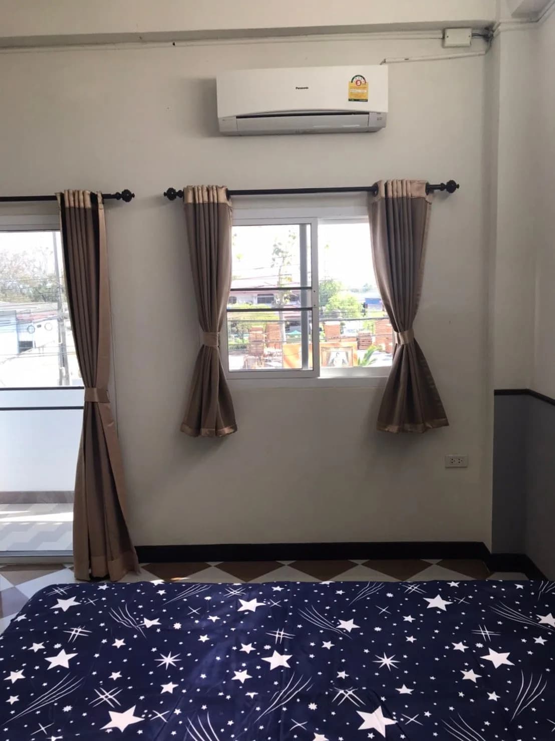 Nak Charoen Dormitory, Hua Kunchae, Ban Bueng: Monatszimmer mit Klimaanlage oder Ventilator und Balkon nahe der Oishi-Fabrik Foto 4