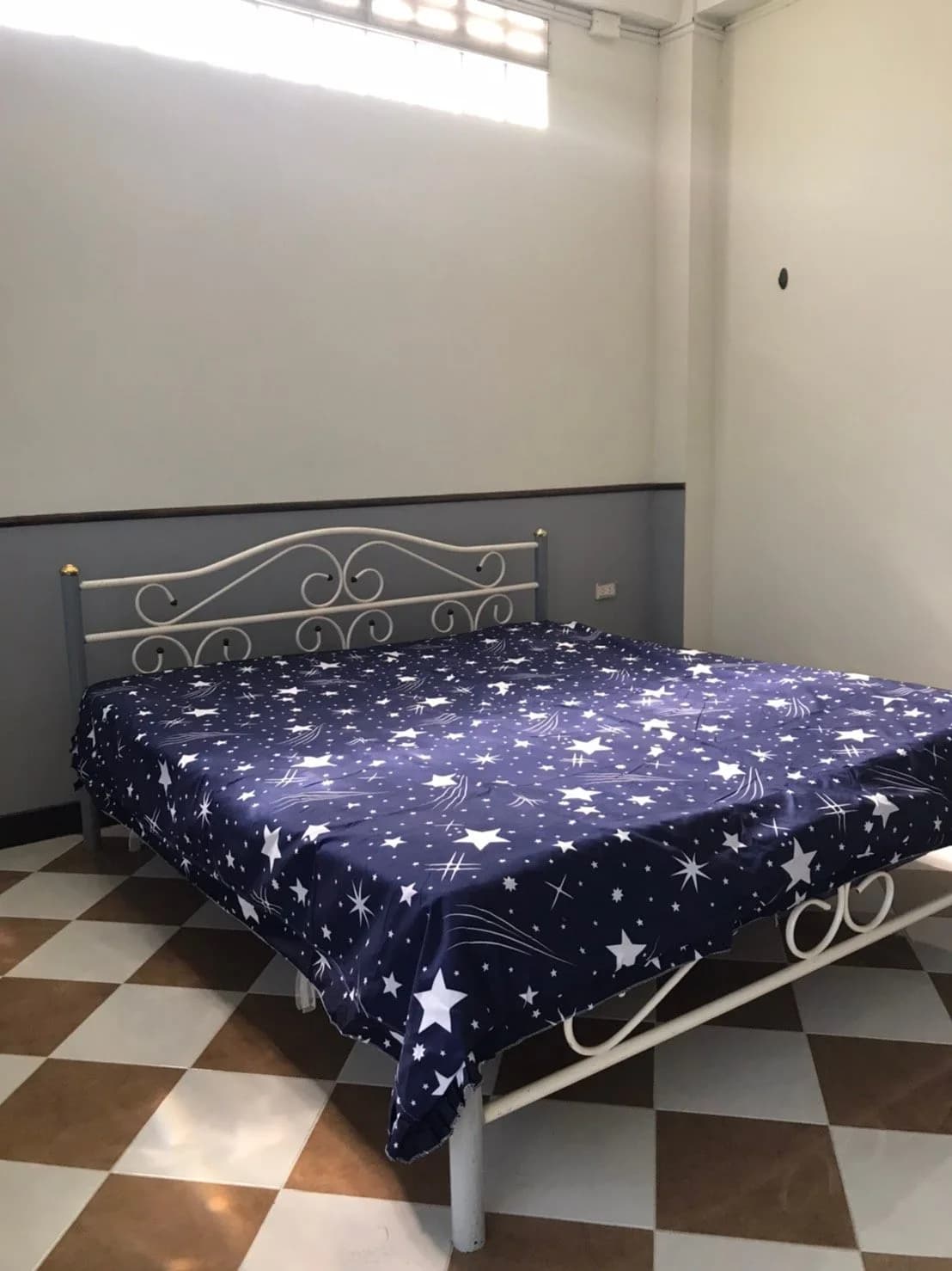 Nak Charoen Dormitory, Hua Kunchae, Ban Bueng: Monatszimmer mit Klimaanlage oder Ventilator und Balkon nahe der Oishi-Fabrik Foto 5