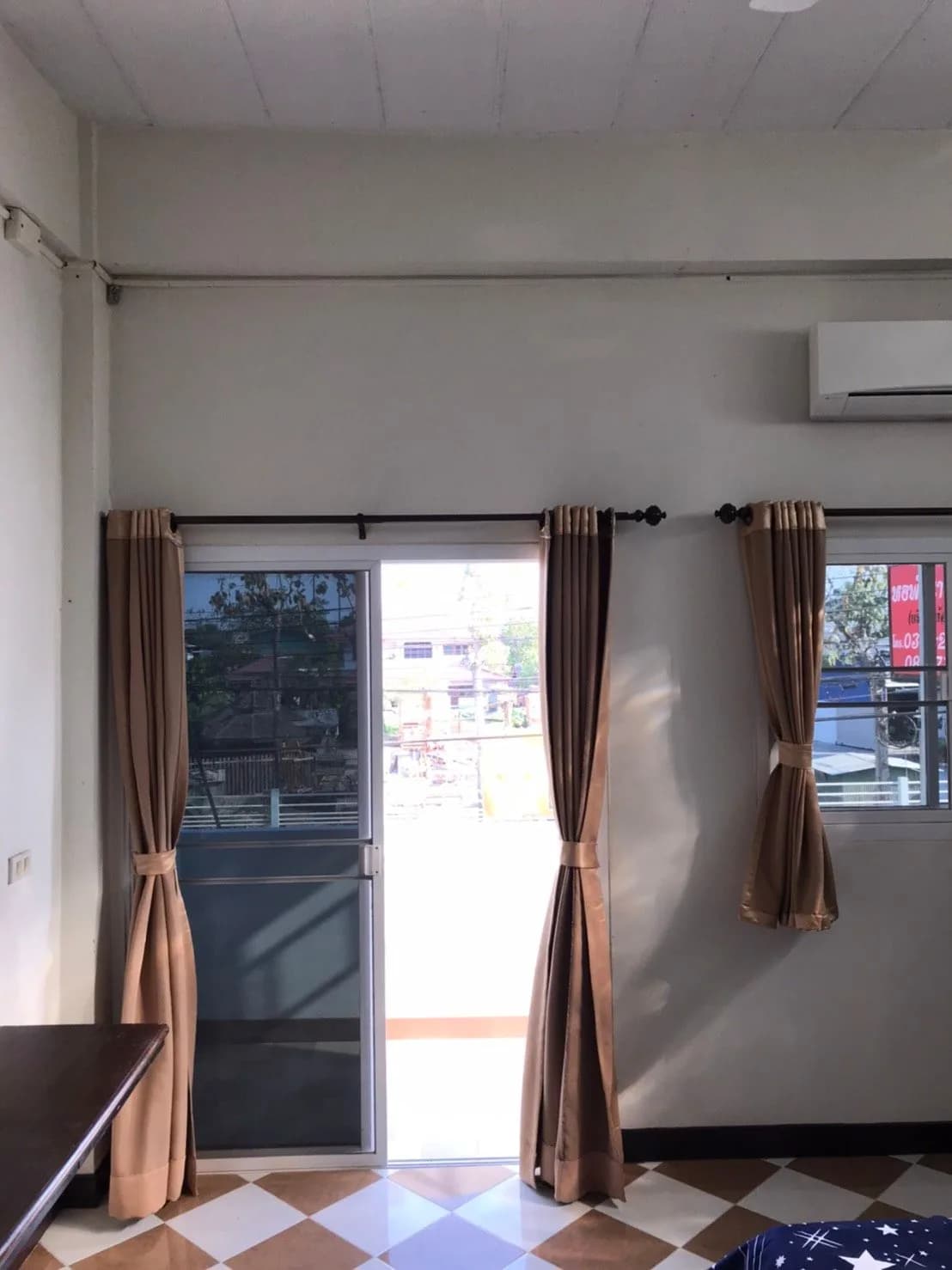 Nak Charoen Dormitory, Hua Kunchae, Ban Bueng: Monatszimmer mit Klimaanlage oder Ventilator und Balkon nahe der Oishi-Fabrik Foto 6