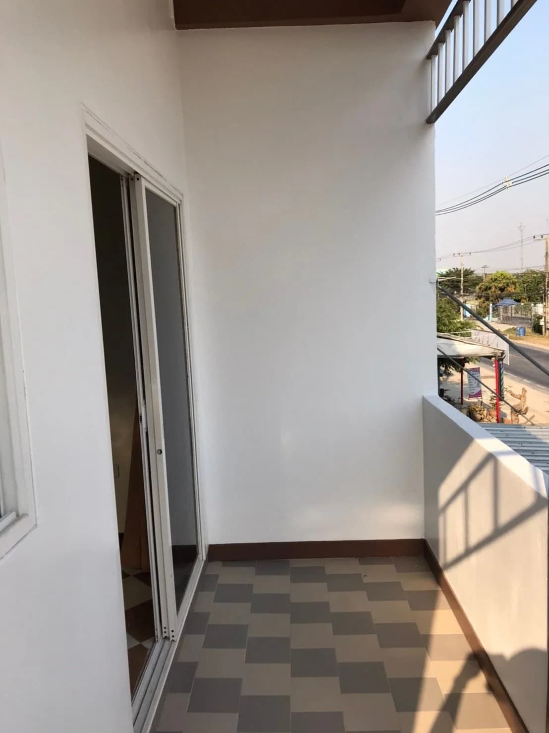 Nak Charoen Dormitory, Hua Kunchae, Ban Bueng: Monatszimmer mit Klimaanlage oder Ventilator und Balkon nahe der Oishi-Fabrik Foto 7