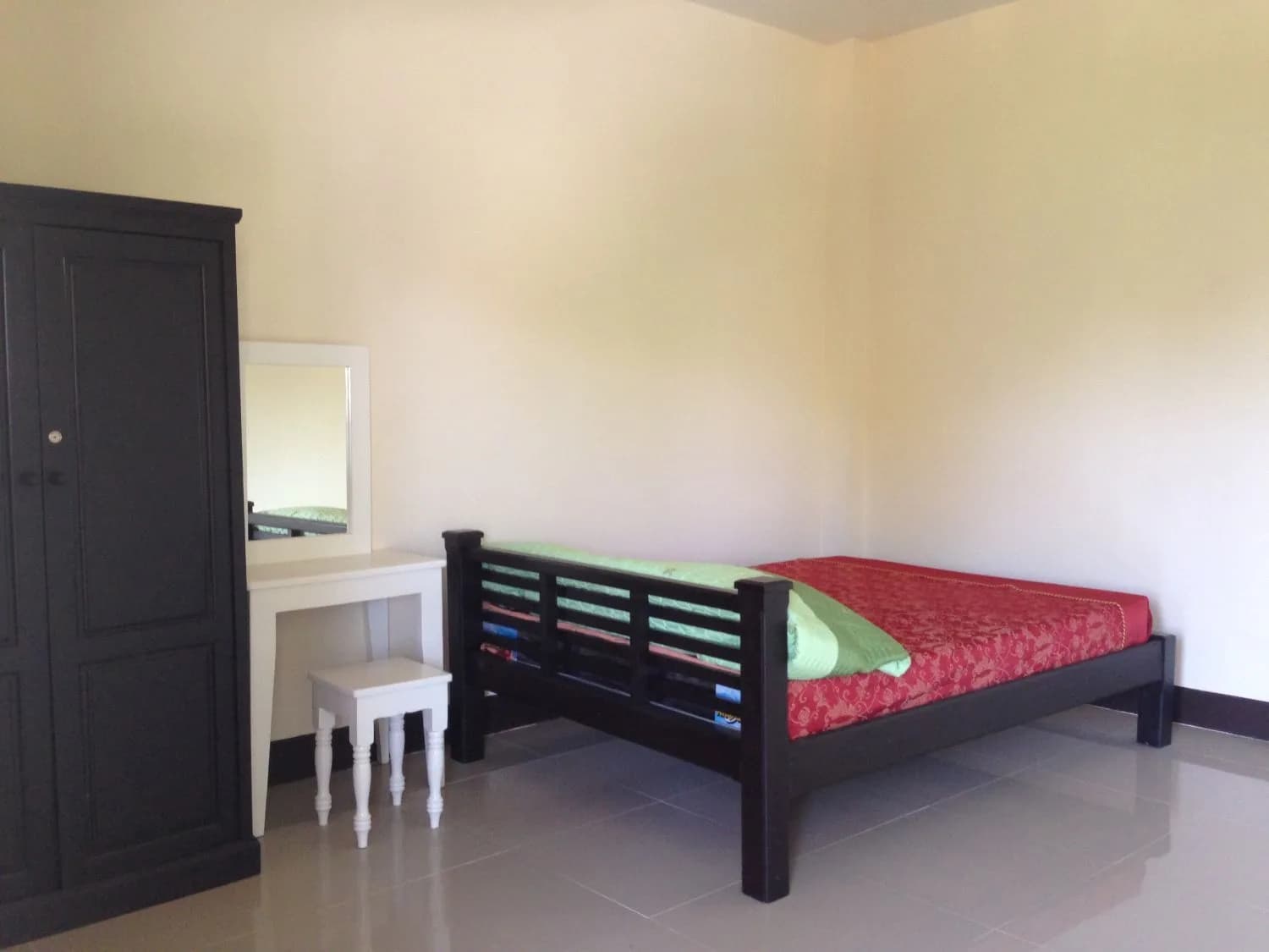 Nakornpetch Apartment, San Sai: Zimmer mit Balkon und Küchenecke zur Monatsmiete nahe Mae Kuang Market