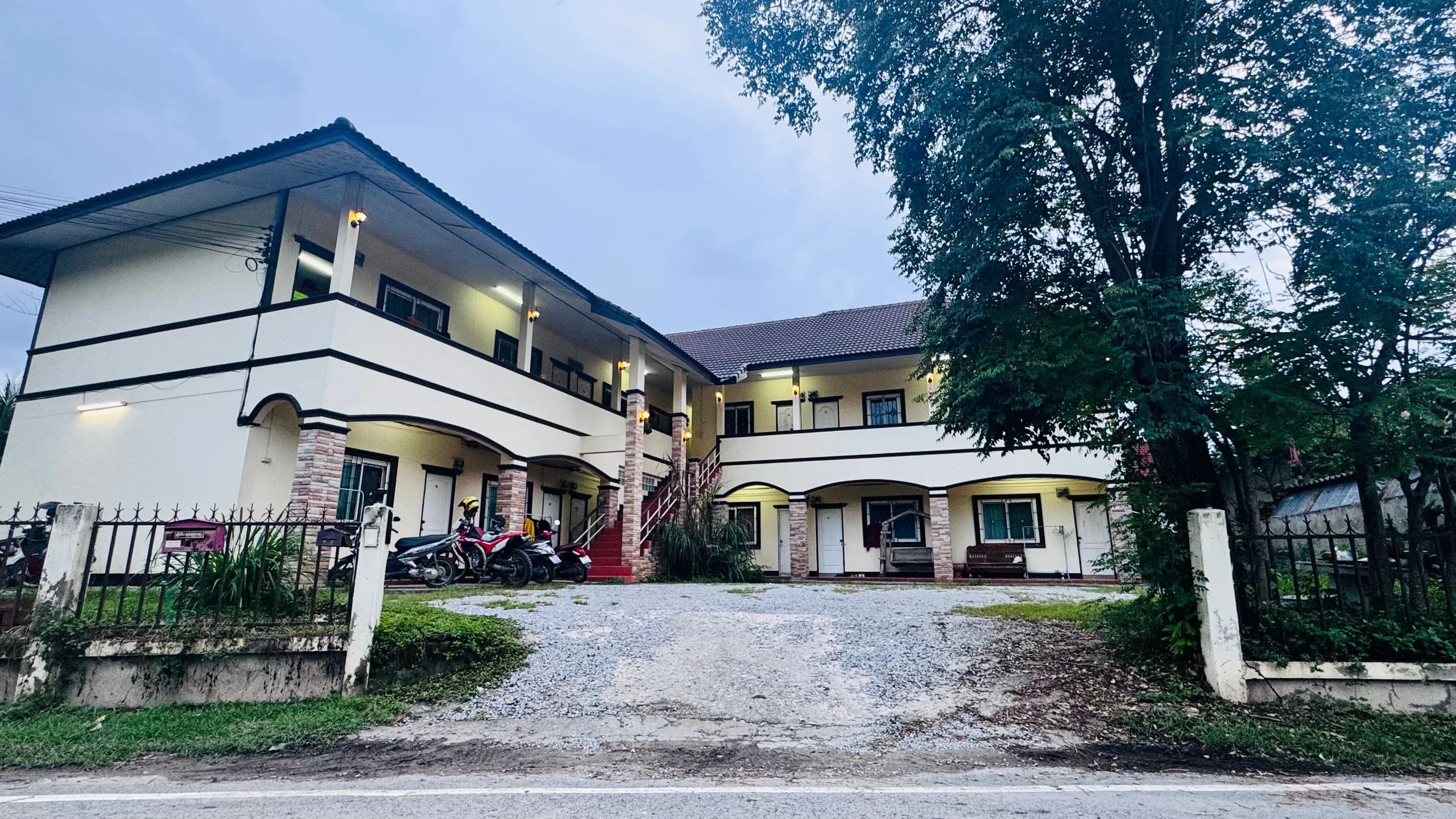 Nakornpetch Apartment، San Sai: غرف شهرية بشرفة وركن مطبخ قرب سوق Mae Kuang صورة 2