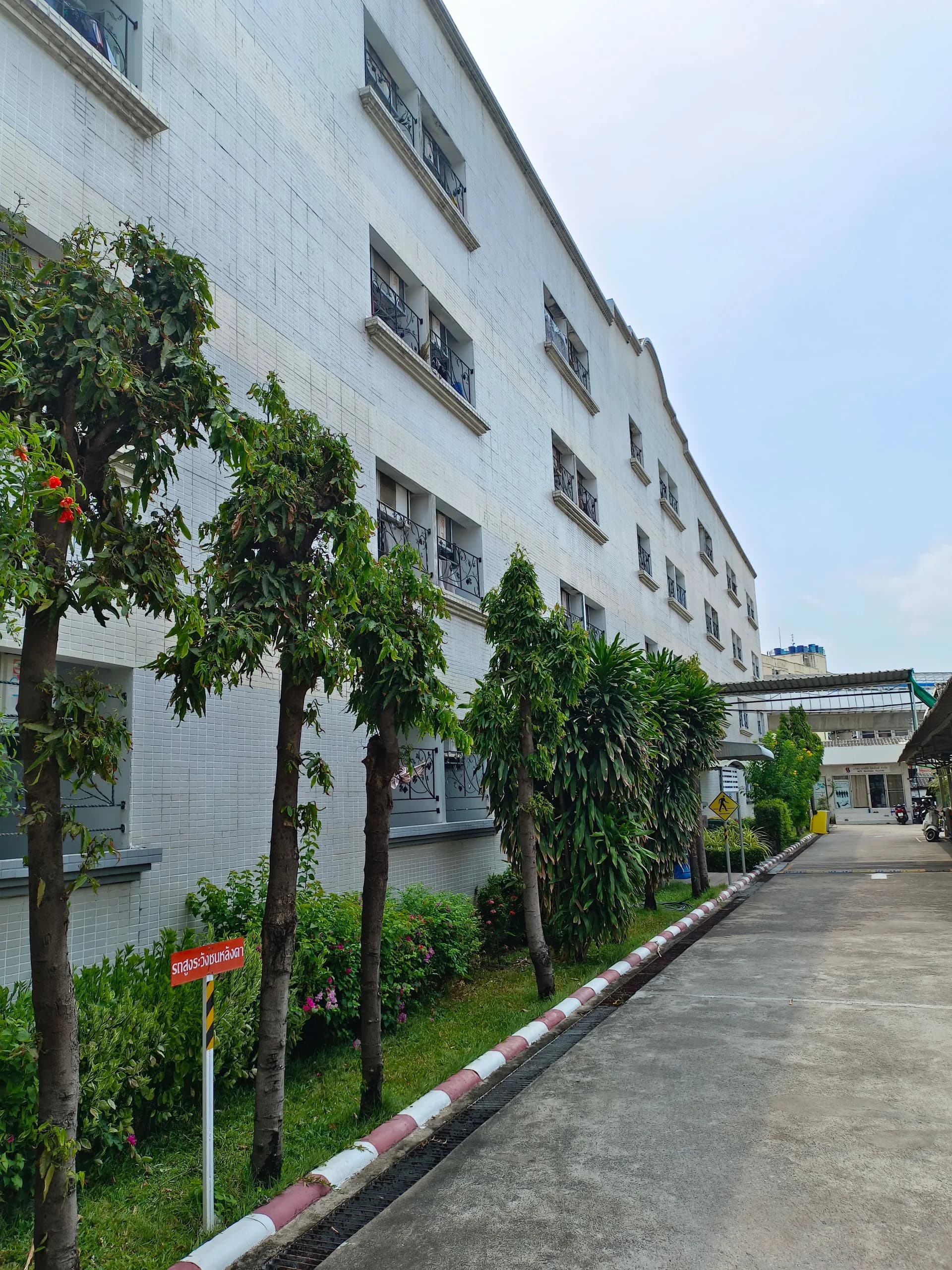 P Apartment, Charan Sanitwong Road, Bang Phlat: Zimmer mit 25 m² zur Monatsmiete an der Hauptstraße mit überdachtem Parkplatz, nahe Yanhee Hospital Foto 2
