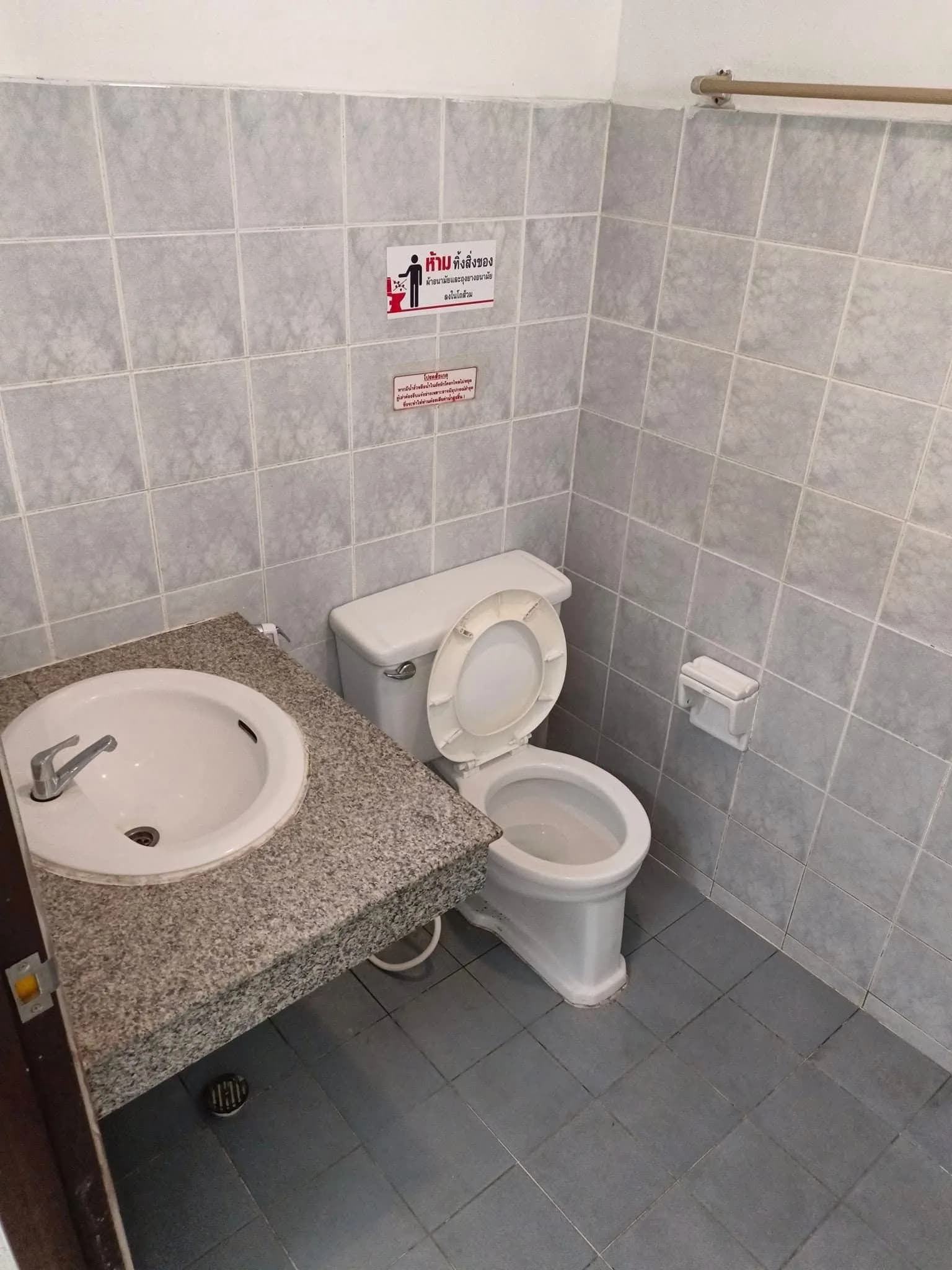 P Apartment, Charan Sanitwong Road, Bang Phlat: Zimmer mit 25 m² zur Monatsmiete an der Hauptstraße mit überdachtem Parkplatz, nahe Yanhee Hospital Foto 3