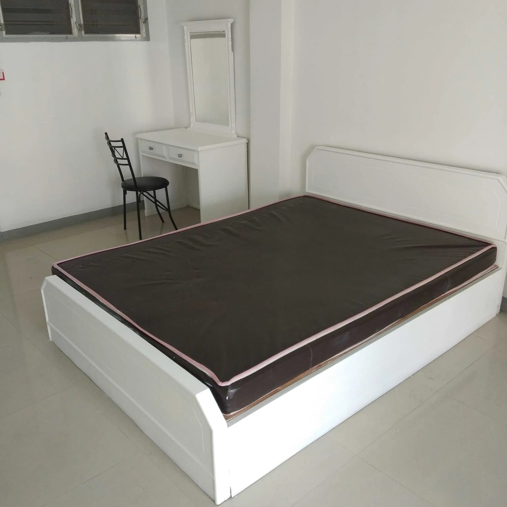 P Apartment, Charan Sanitwong Road, Bang Phlat: Zimmer mit 25 m² zur Monatsmiete an der Hauptstraße mit überdachtem Parkplatz, nahe Yanhee Hospital Foto 4