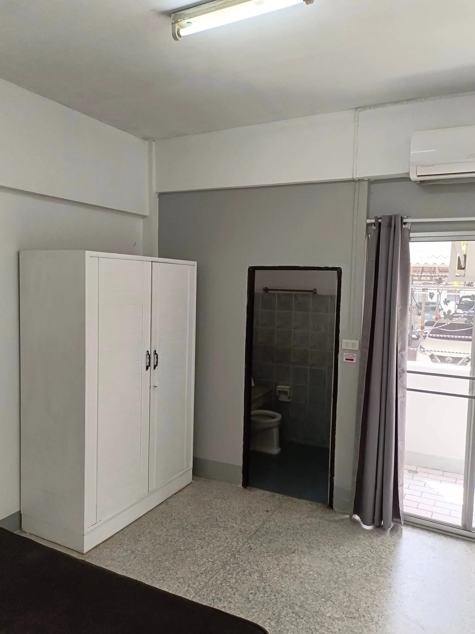 P Apartment, Charan Sanitwong Road, Bang Phlat: Zimmer mit 25 m² zur Monatsmiete an der Hauptstraße mit überdachtem Parkplatz, nahe Yanhee Hospital Foto 6