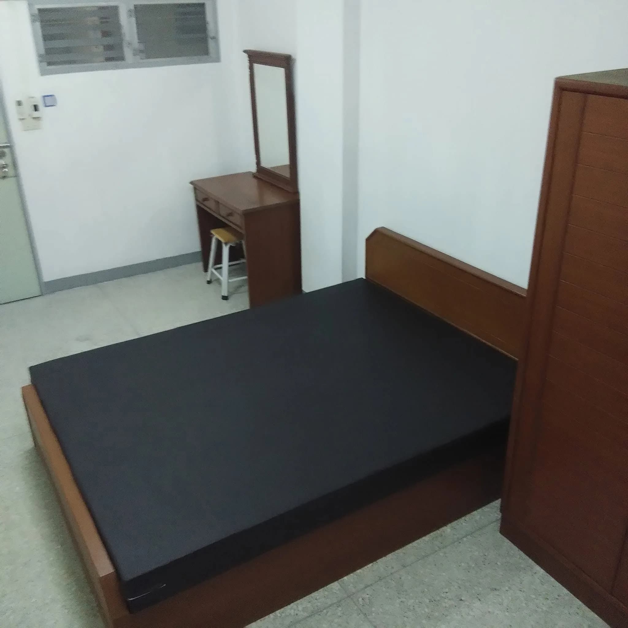 P Apartment, Charan Sanitwong Road, Bang Phlat: Zimmer mit 25 m² zur Monatsmiete an der Hauptstraße mit überdachtem Parkplatz, nahe Yanhee Hospital Foto 7