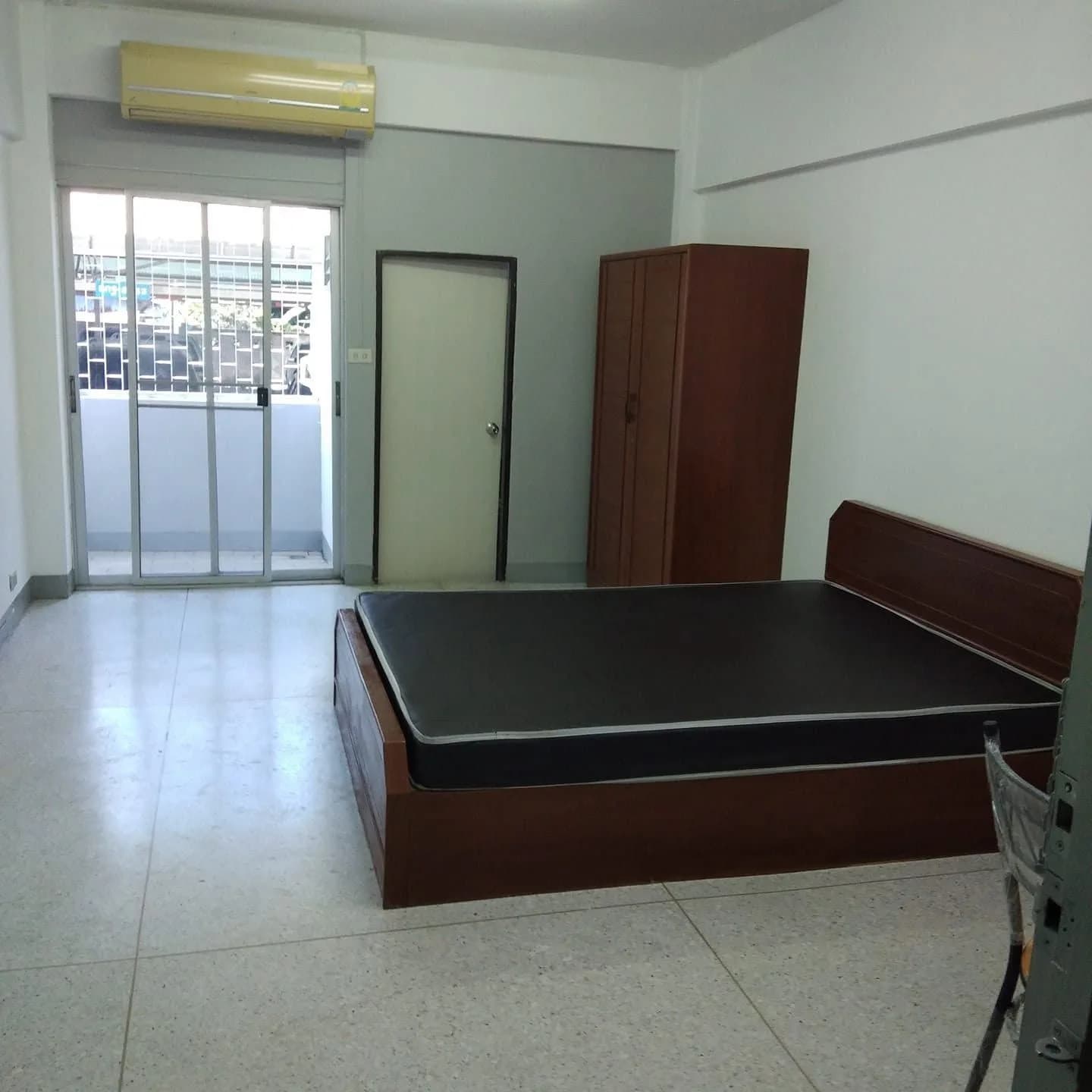 P Apartment, Charan Sanitwong Road, Bang Phlat: Zimmer mit 25 m² zur Monatsmiete an der Hauptstraße mit überdachtem Parkplatz, nahe Yanhee Hospital Foto 8