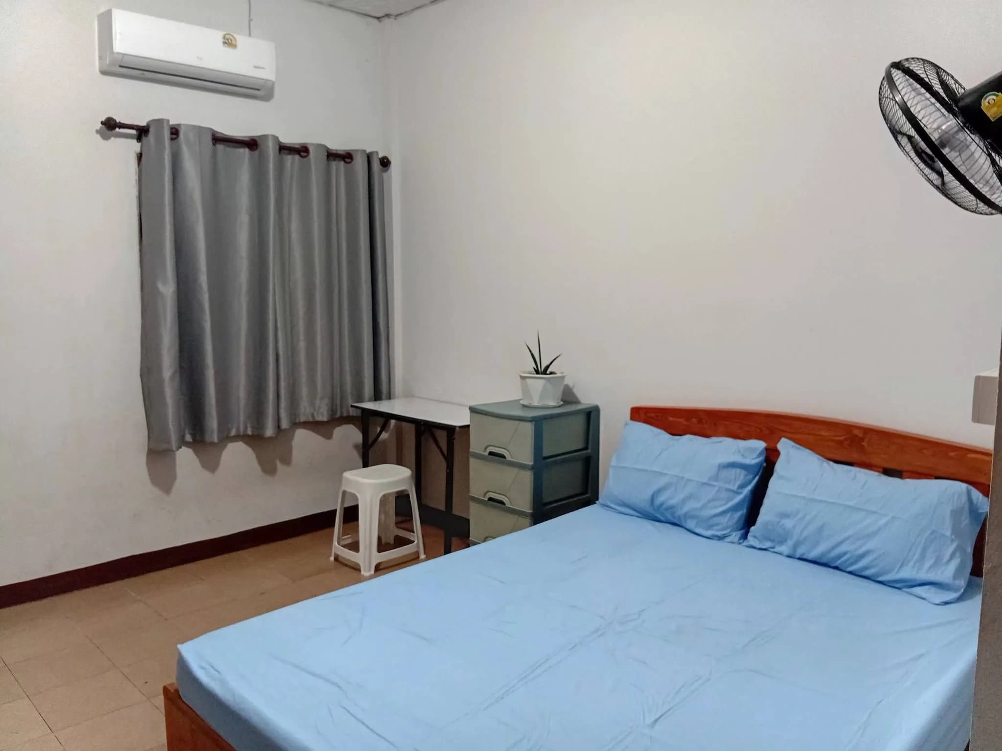 Pa Thongsri Dormitory, Ton Thong, Lamphun: Möblierte Zimmer mit Ventilator oder Klimaanlage zur Monatsmiete nahe MCU Lamphun