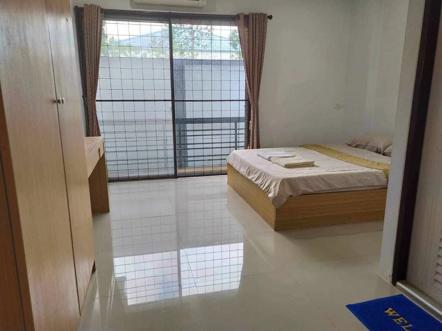 PangChang Place في Tha Chang، Chanthaburi: غرف بمروحة وغرف مكيّفة شهرية قرب جامعة Rambhai Barni Rajabhat