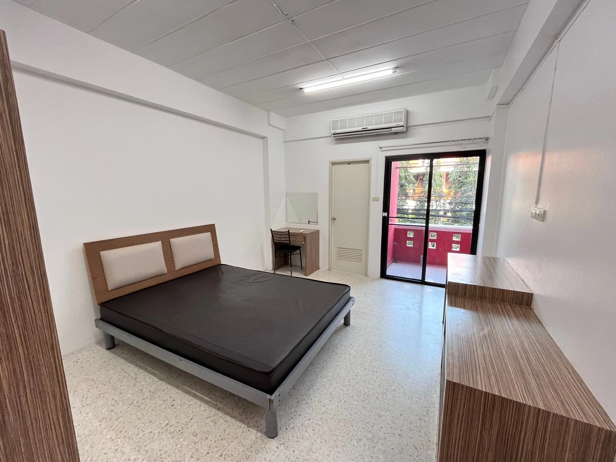 Perfect Apartment, Soi Prachachuen-Nonthaburi 8: Zimmer zur Monatsmiete mit Balkon und 7-Eleven im Erdgeschoss, nahe der Dhurakij-Pundit-Universität Foto 1