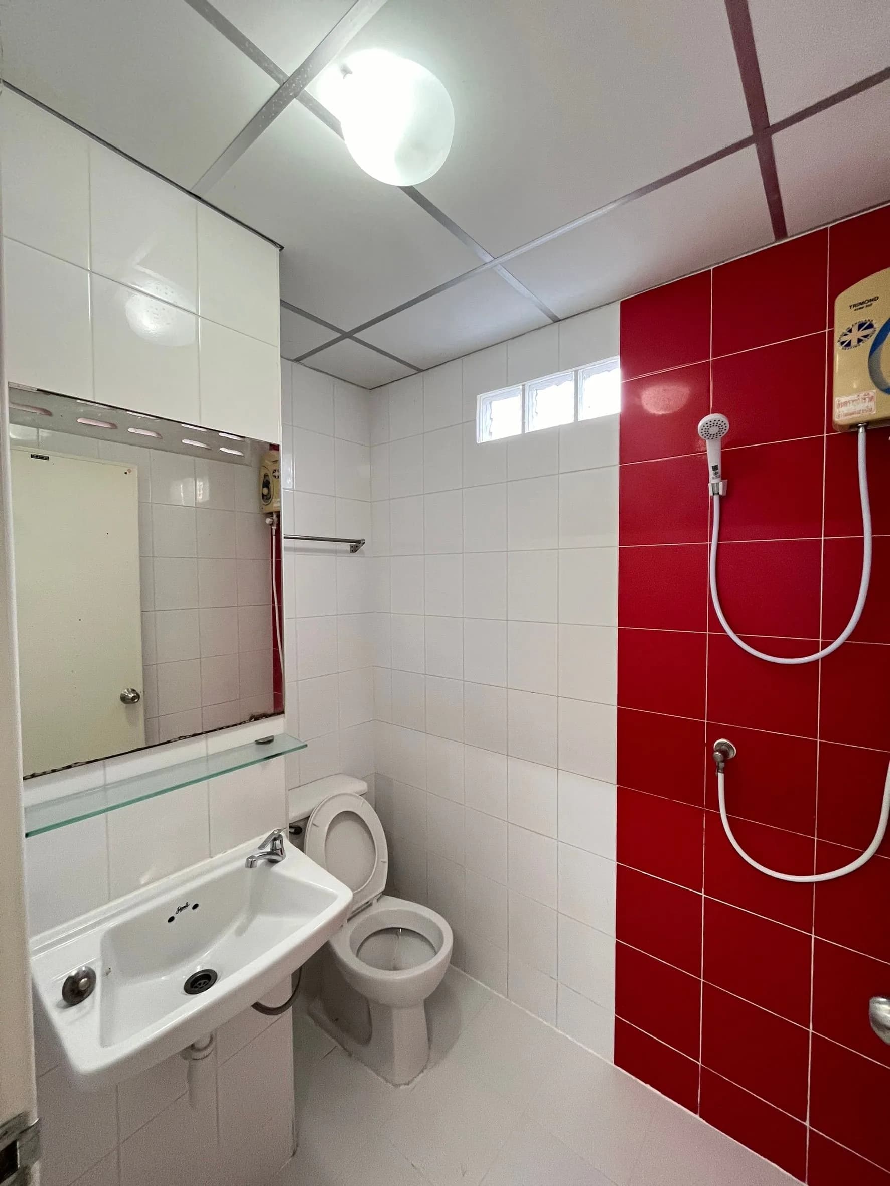 Perfect Apartment, Soi Prachachuen-Nonthaburi 8: Zimmer zur Monatsmiete mit Balkon und 7-Eleven im Erdgeschoss, nahe der Dhurakij-Pundit-Universität Foto 3
