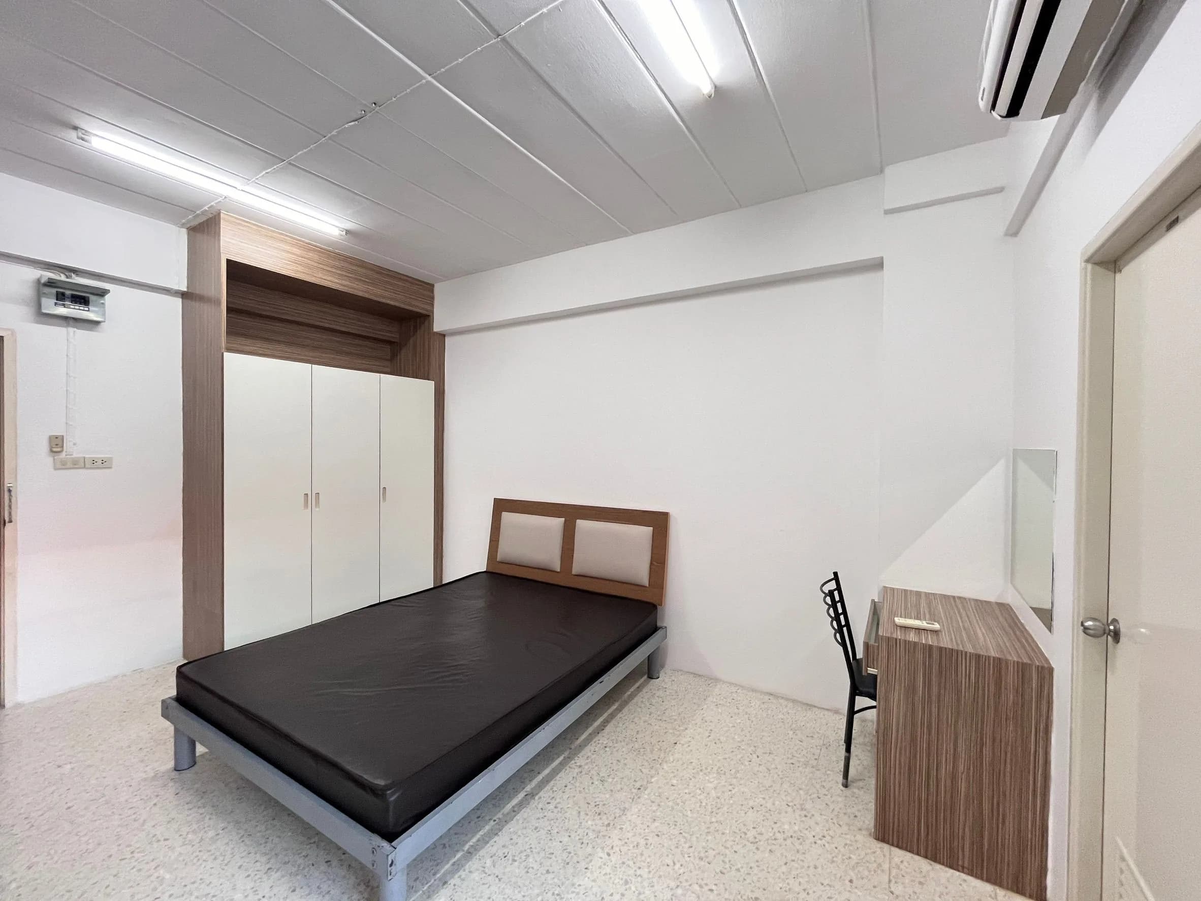 Perfect Apartment, Soi Prachachuen-Nonthaburi 8: Zimmer zur Monatsmiete mit Balkon und 7-Eleven im Erdgeschoss, nahe der Dhurakij-Pundit-Universität Foto 4