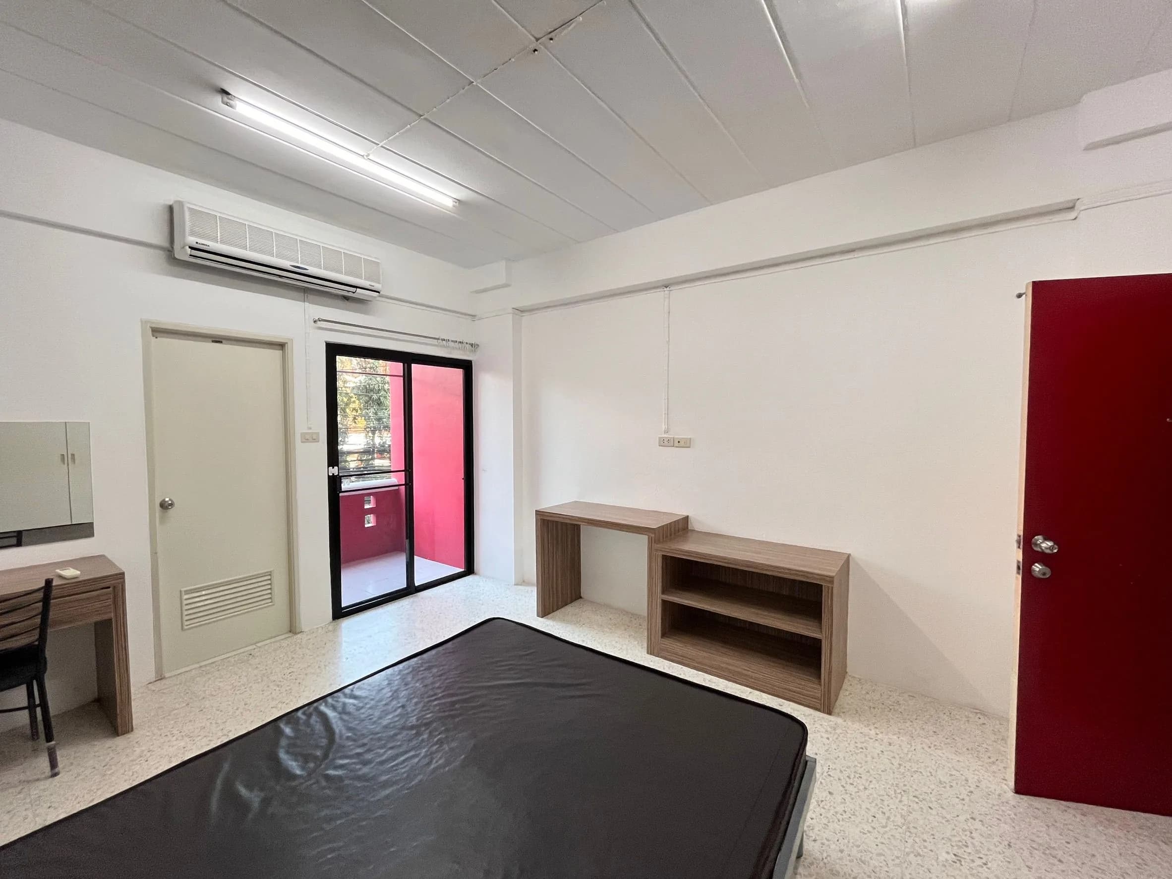 Perfect Apartment, Soi Prachachuen-Nonthaburi 8: Zimmer zur Monatsmiete mit Balkon und 7-Eleven im Erdgeschoss, nahe der Dhurakij-Pundit-Universität Foto 5