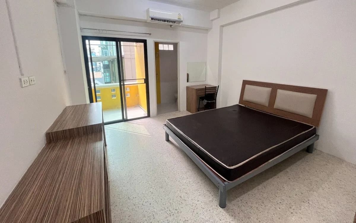 Perfect Apartment, Soi Prachachuen-Nonthaburi 8: Zimmer zur Monatsmiete mit Balkon und 7-Eleven im Erdgeschoss, nahe der Dhurakij-Pundit-Universität Foto 6