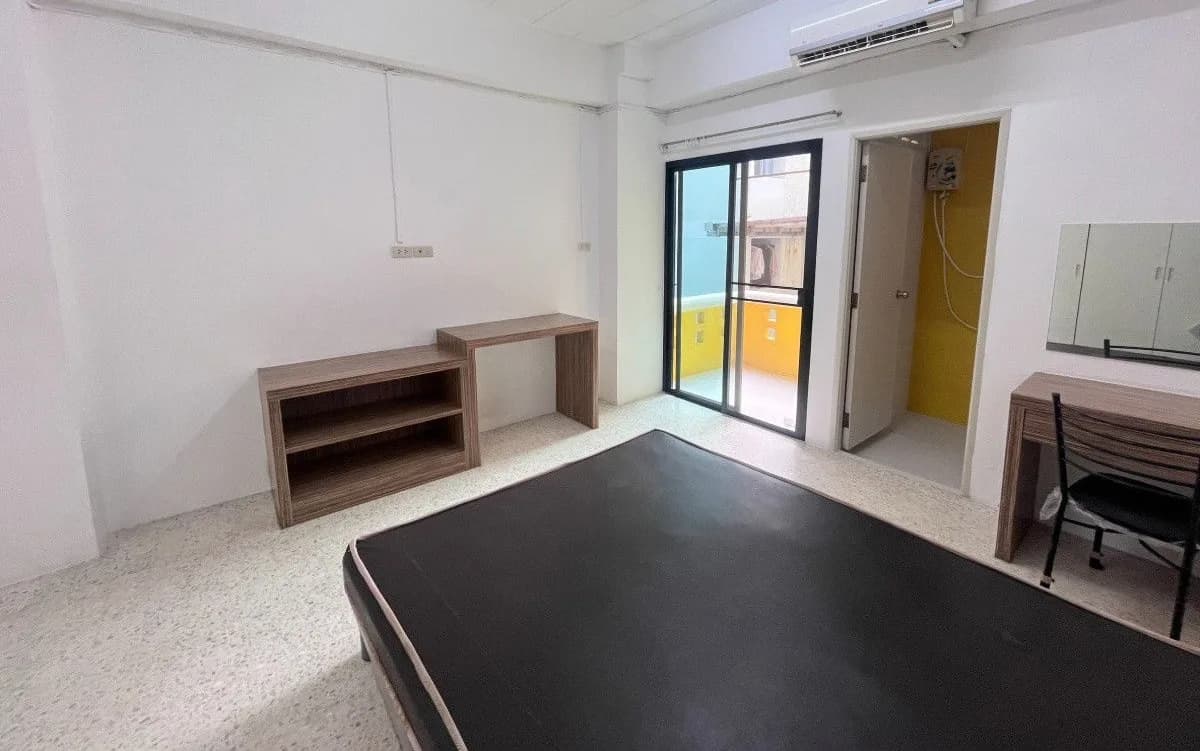 Perfect Apartment, Soi Prachachuen-Nonthaburi 8: Zimmer zur Monatsmiete mit Balkon und 7-Eleven im Erdgeschoss, nahe der Dhurakij-Pundit-Universität Foto 7