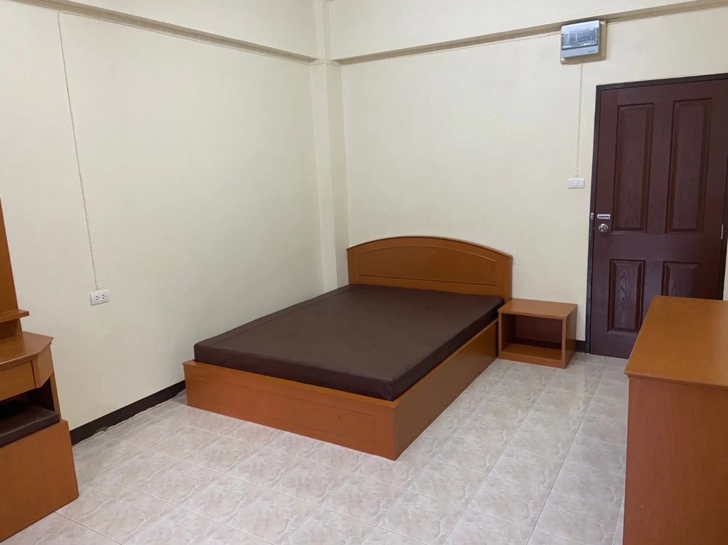 Pornsiri Place في Bang Saen: غرف شهرية بمساحة 22 م² في سكن مع مواقف مجانية قرب Laemthong Shopping Plaza
