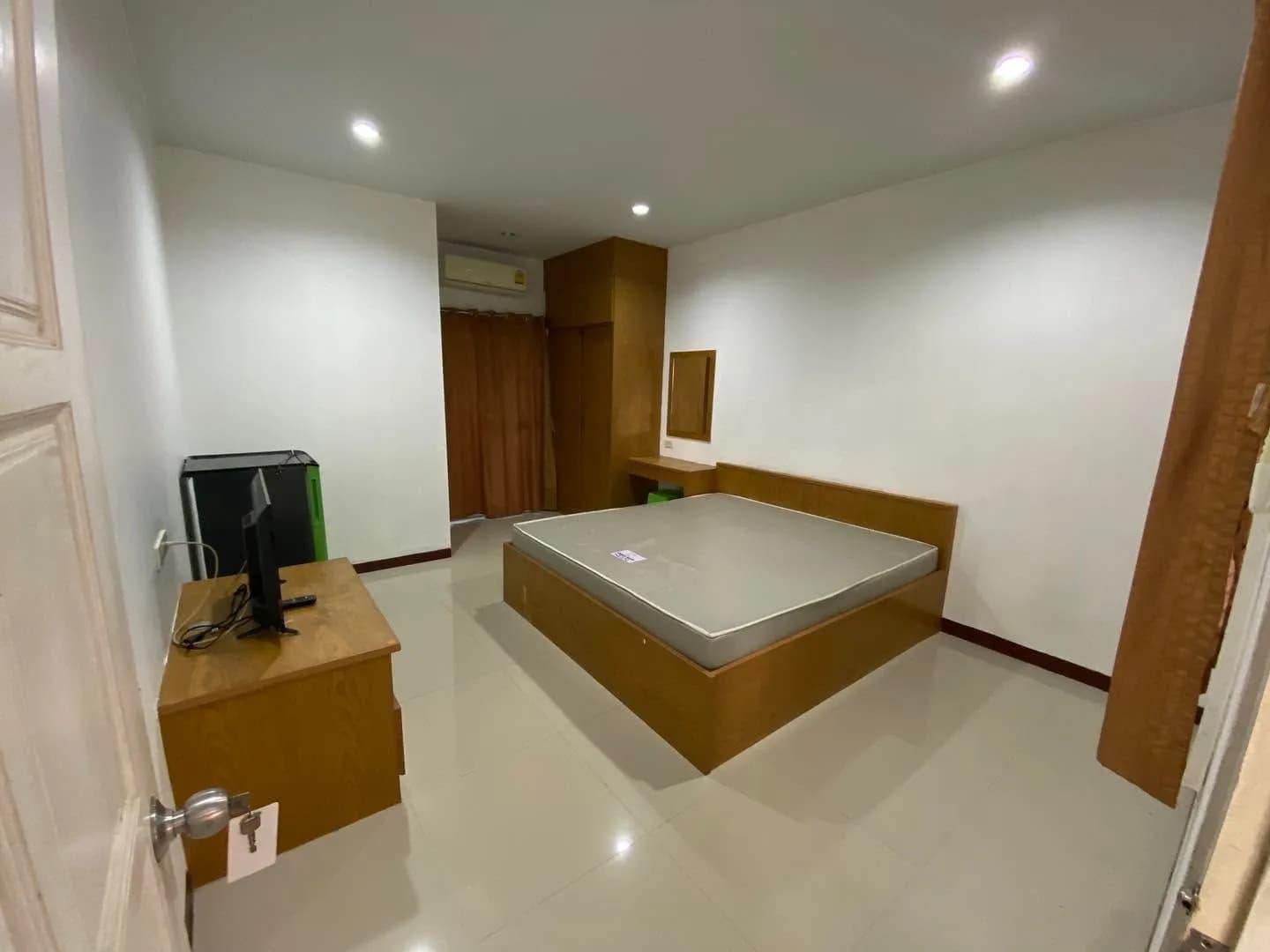 Pornticha Place, Ban Ko, Korat: मासिक किराए पर 26 वर्ग मीटर के एसी हॉस्टल कमरे, Vongchavalitkul विश्वविद्यालय के पास फ़ोटो 1